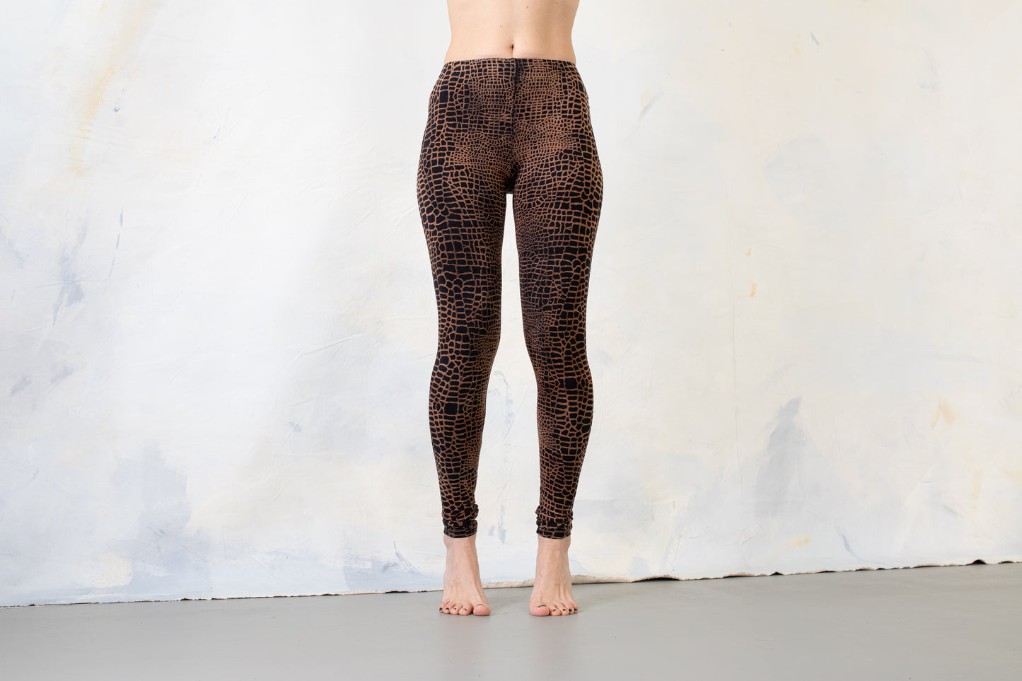 Leggings with an abstract Alligator Pattern - unisex - rusty brown-apricot