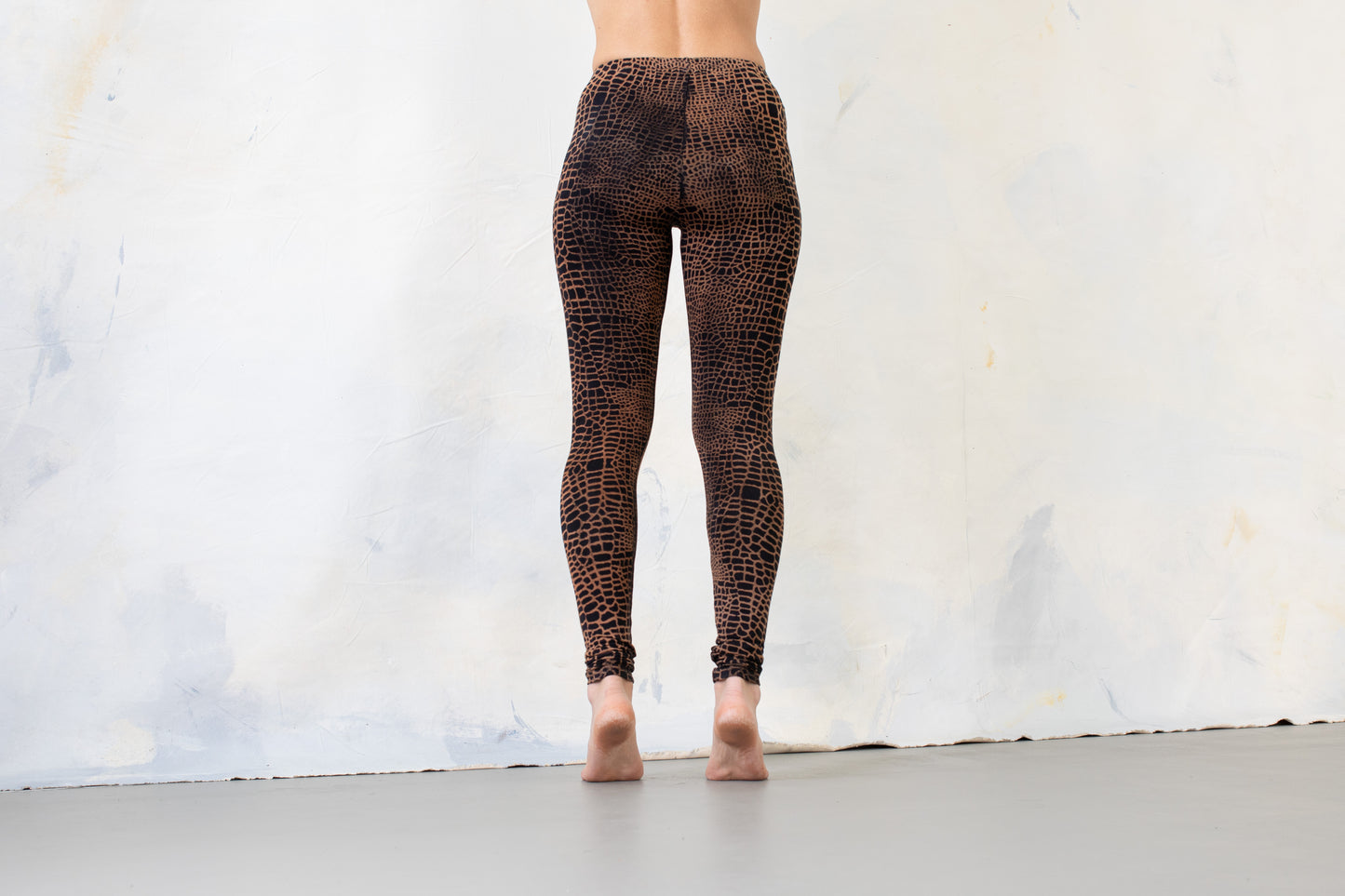 Leggings with an abstract Alligator Pattern - unisex - rusty brown-apricot