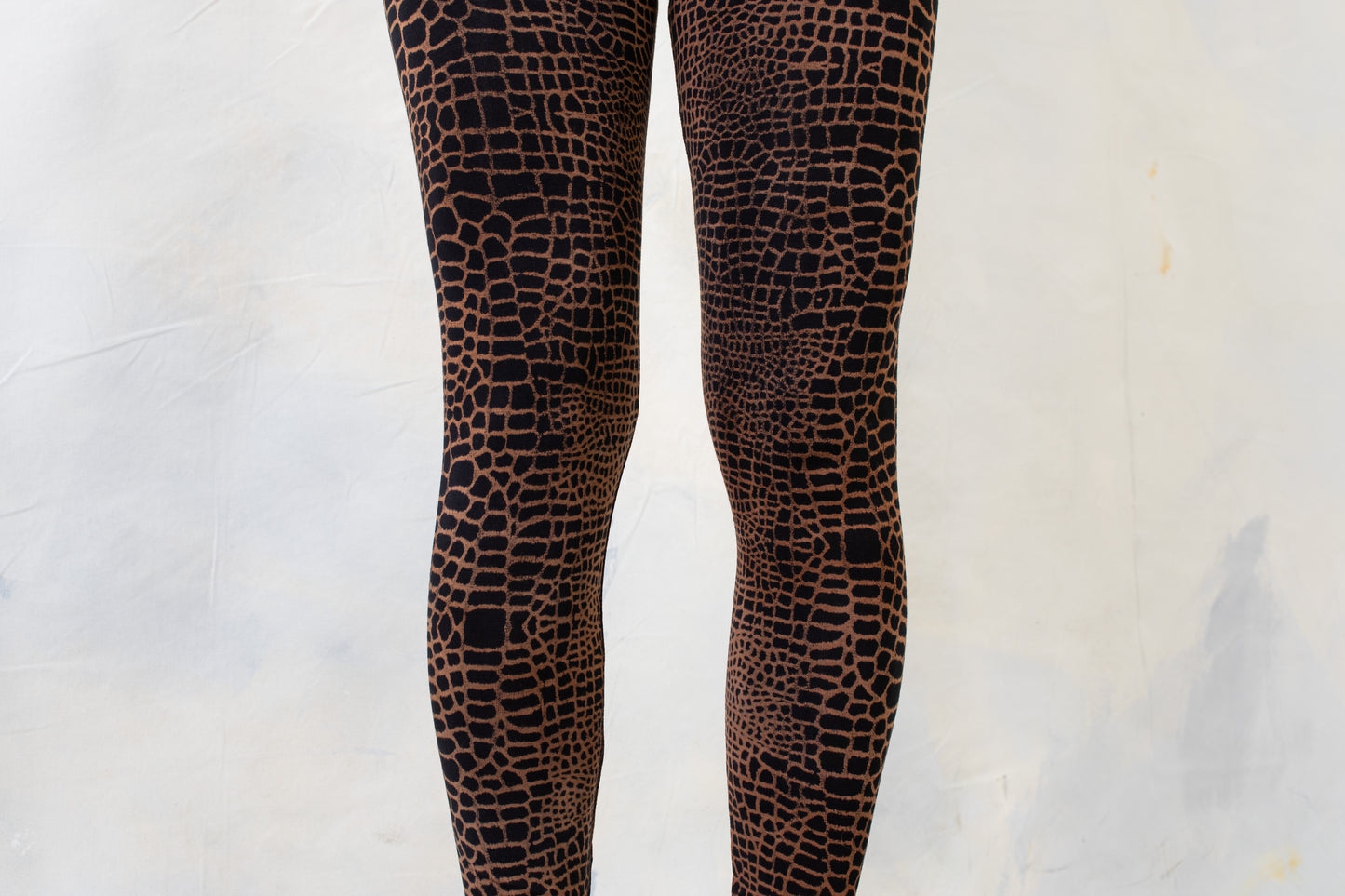 Leggings with an abstract Alligator Pattern - unisex - rusty brown-apricot