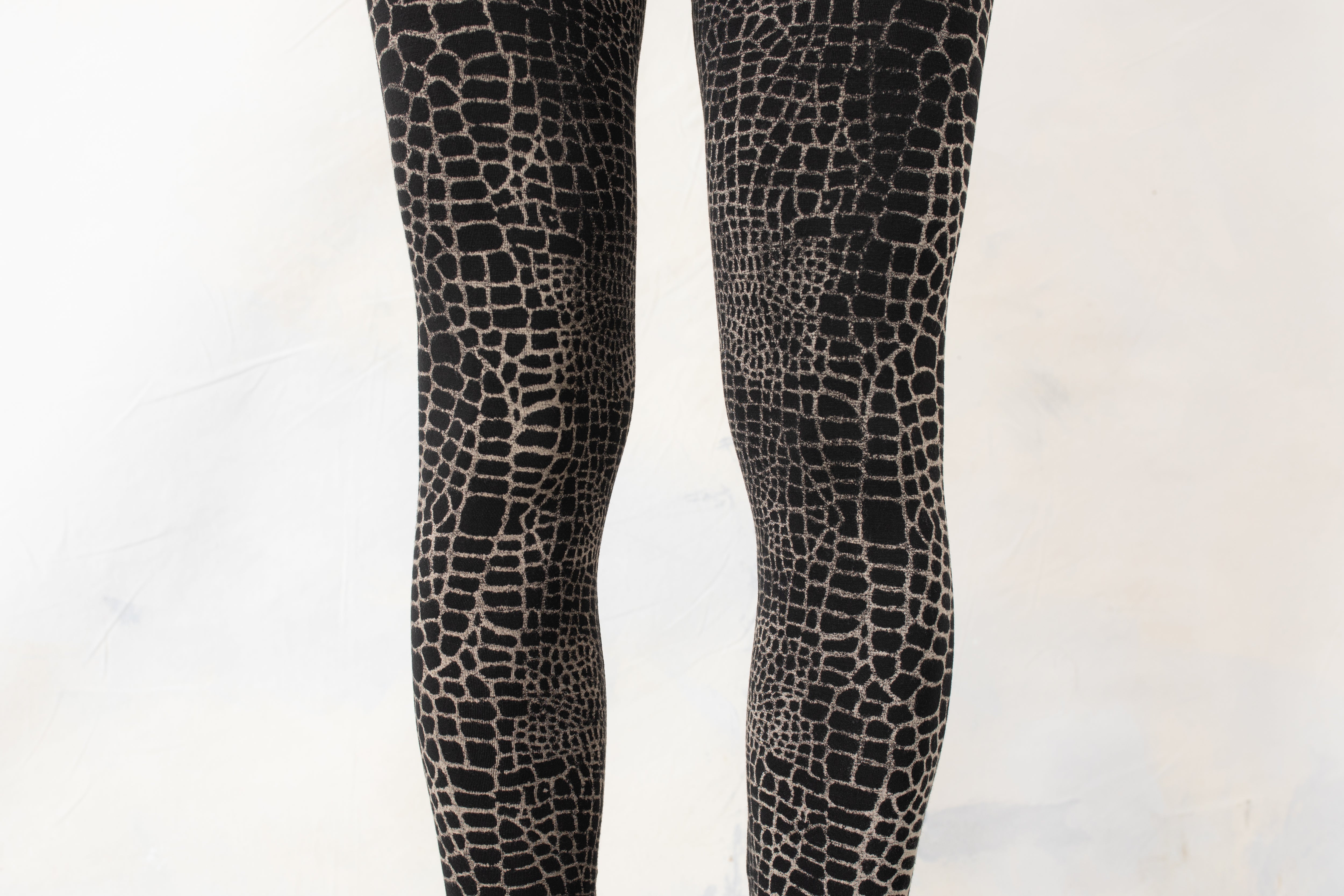 Detailaufnahme Alligator Muster auf elastischer genderneutraler Yoga Leggings schwarz-beige-grau – Alt Fashion Festival Style
