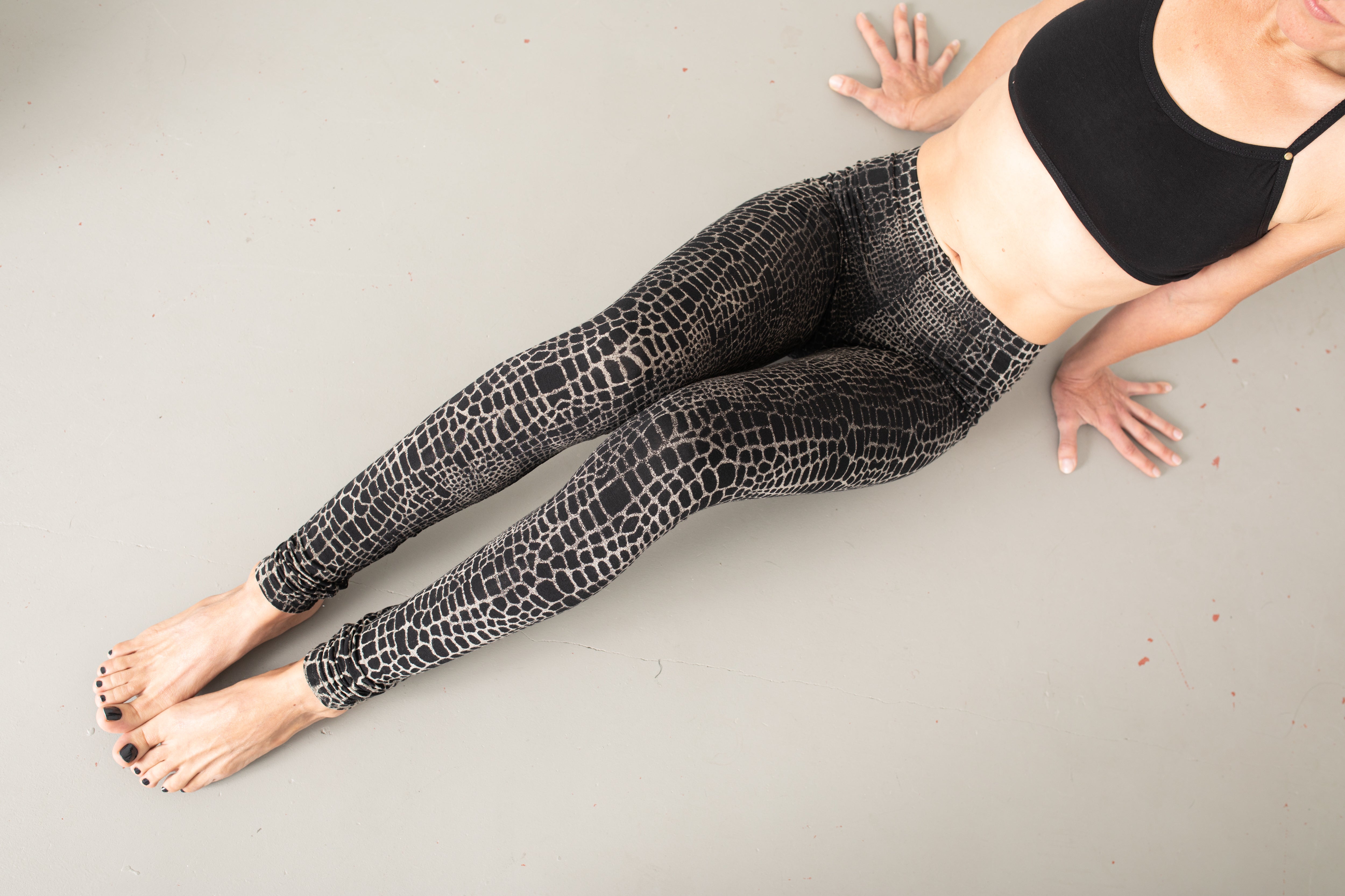 Elastische Unisex Viskose Leggings mit Alligator Batik Print schwarz-beige-grau – Alternative Mode Psytrance Workout Wear