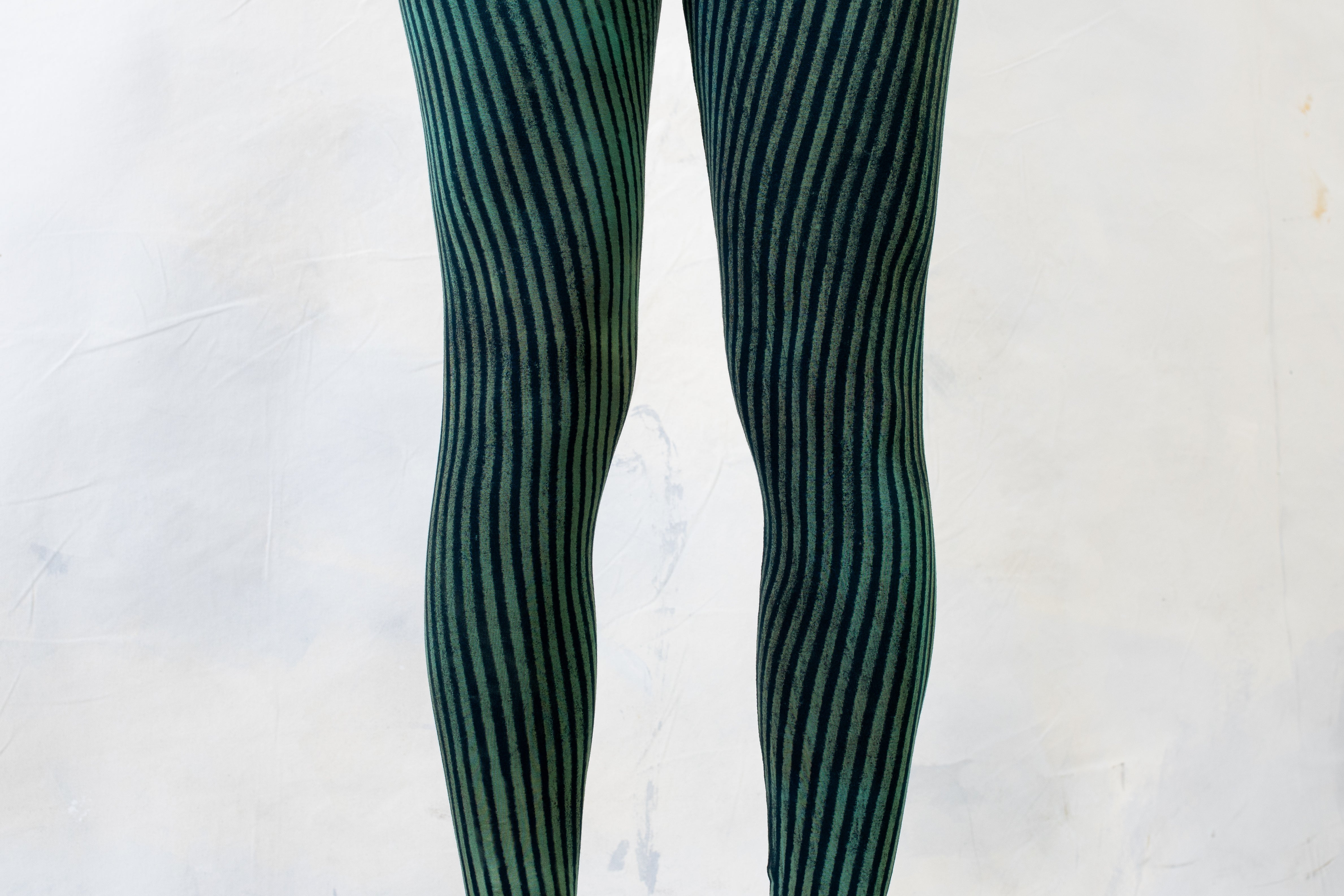 Detailaufnahme Streifen Muster auf elastischer genderneutraler Batik Leggings blauschwarz-grün – Alt Fashion Festival Style