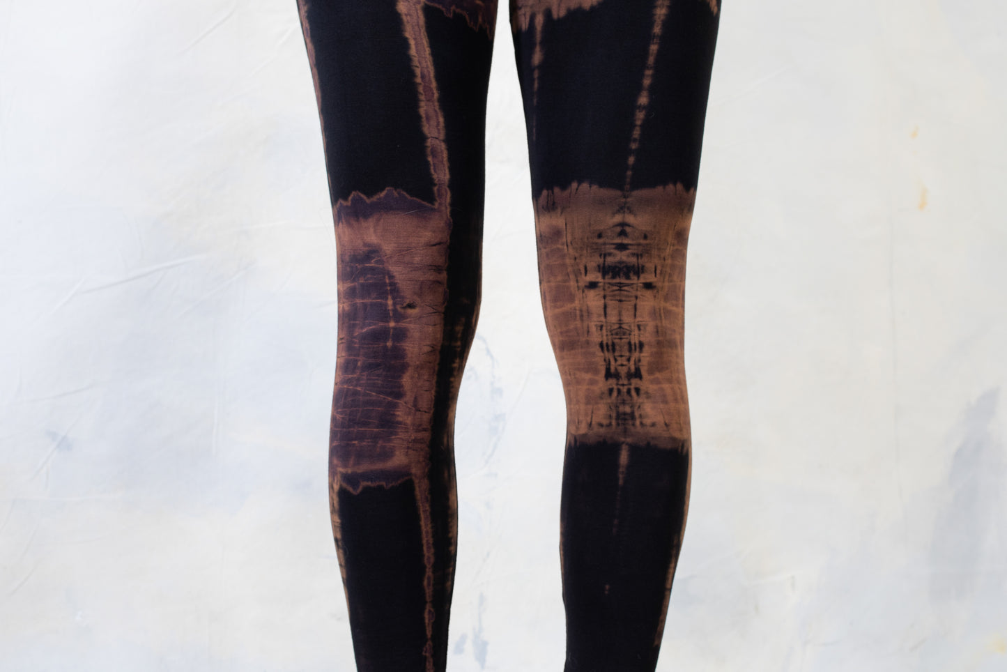 Leggings mit abstraktem Batikmuster - Garage, Grunge - Batik, Tie-Dye - unisex - purpur-apricot