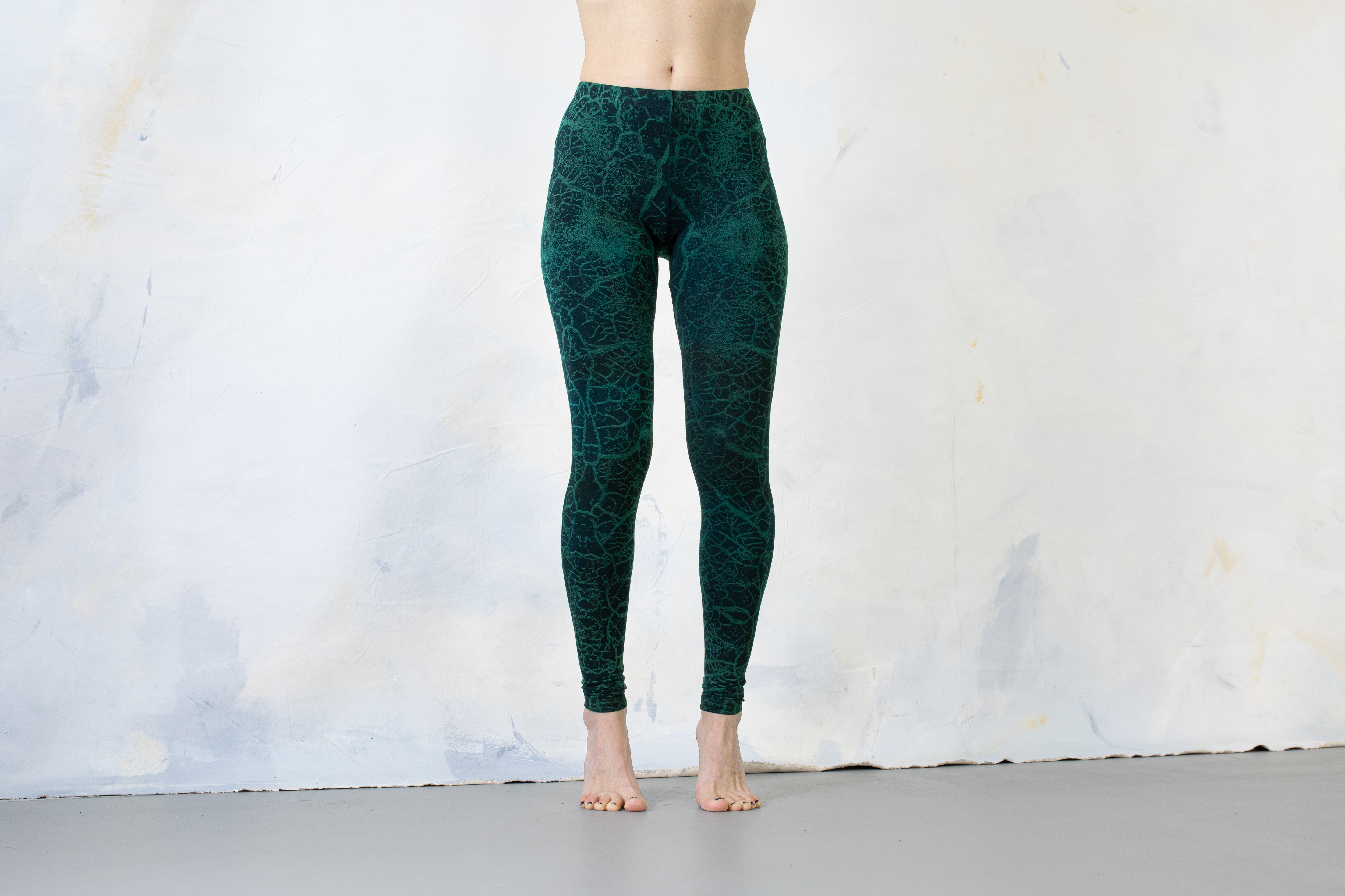 Vorderansicht genderneutrale Yoga Leggings mit abstraktem Erdriss Print – blau-grün – Alternative Mode Goa Workout Fashion
