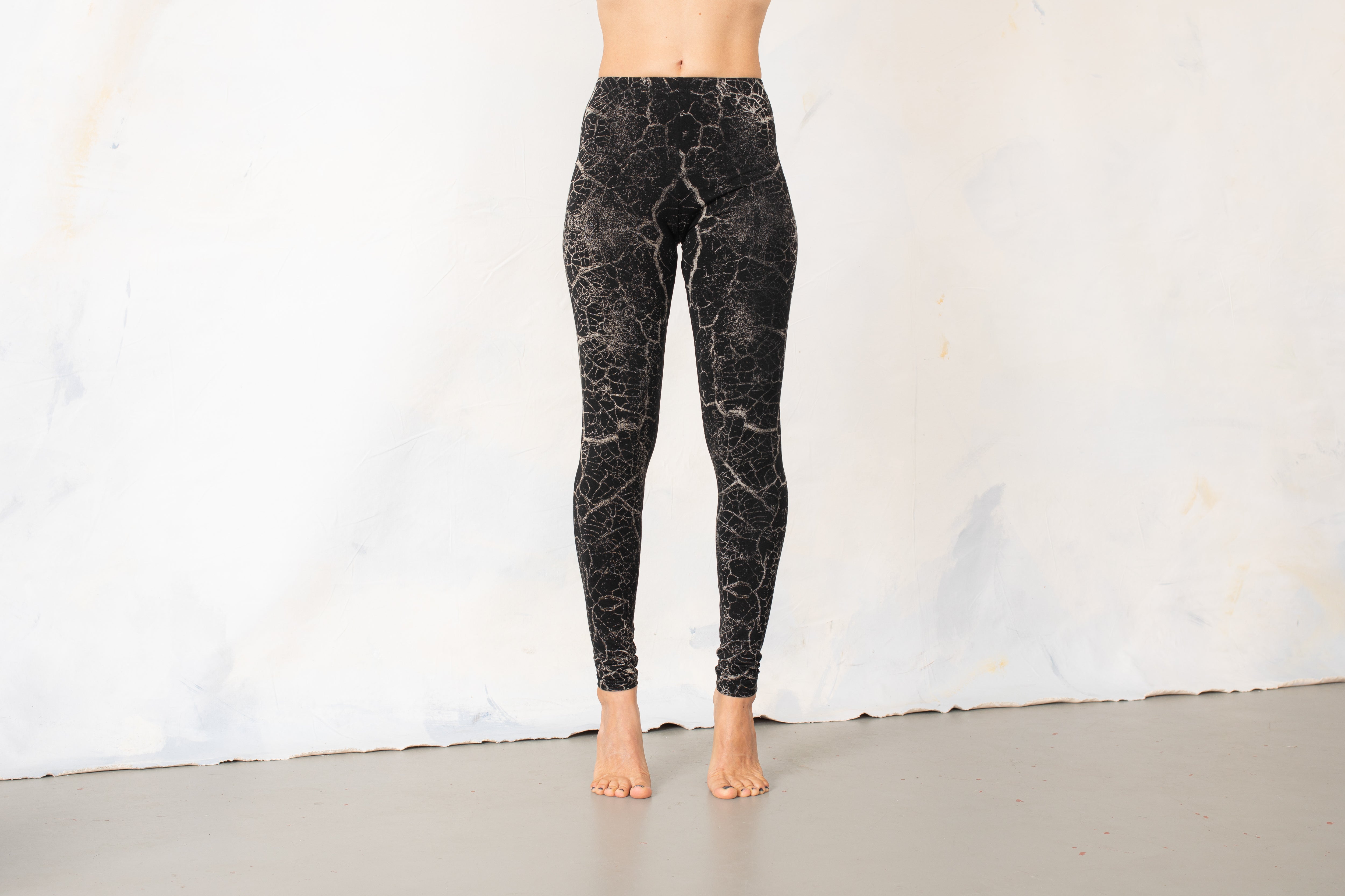 Vorderansicht genderneutrale Yoga Leggings mit abstraktem Erdriss Print – schwarz-beige-grau – Alternative Mode Dark Fashion