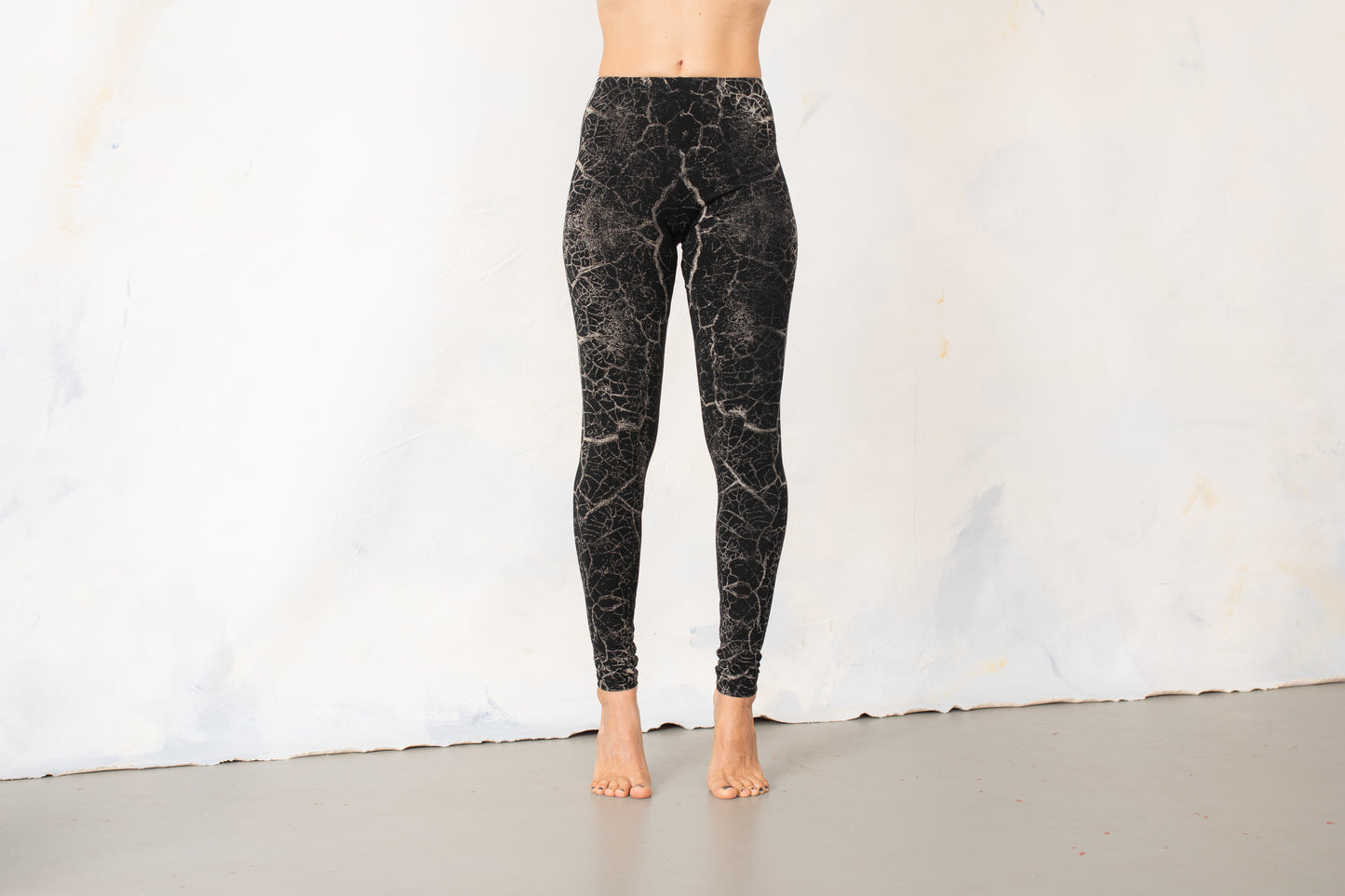 Leggings with an abstract cracked Earth Pattern - unisex - black-gray-beige