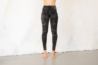 Leggings with an abstract cracked Earth Pattern - unisex - black-gray-beige