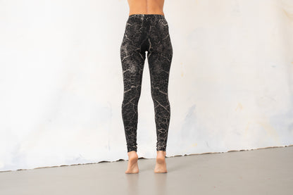 Leggings with an abstract cracked Earth Pattern - unisex - black-gray-beige