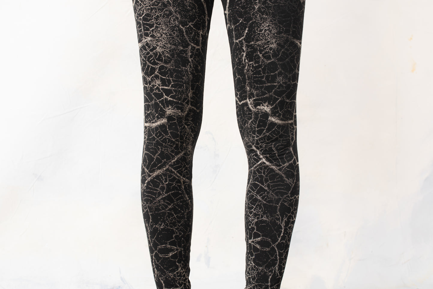 Leggings with an abstract cracked Earth Pattern - unisex - black-gray-beige