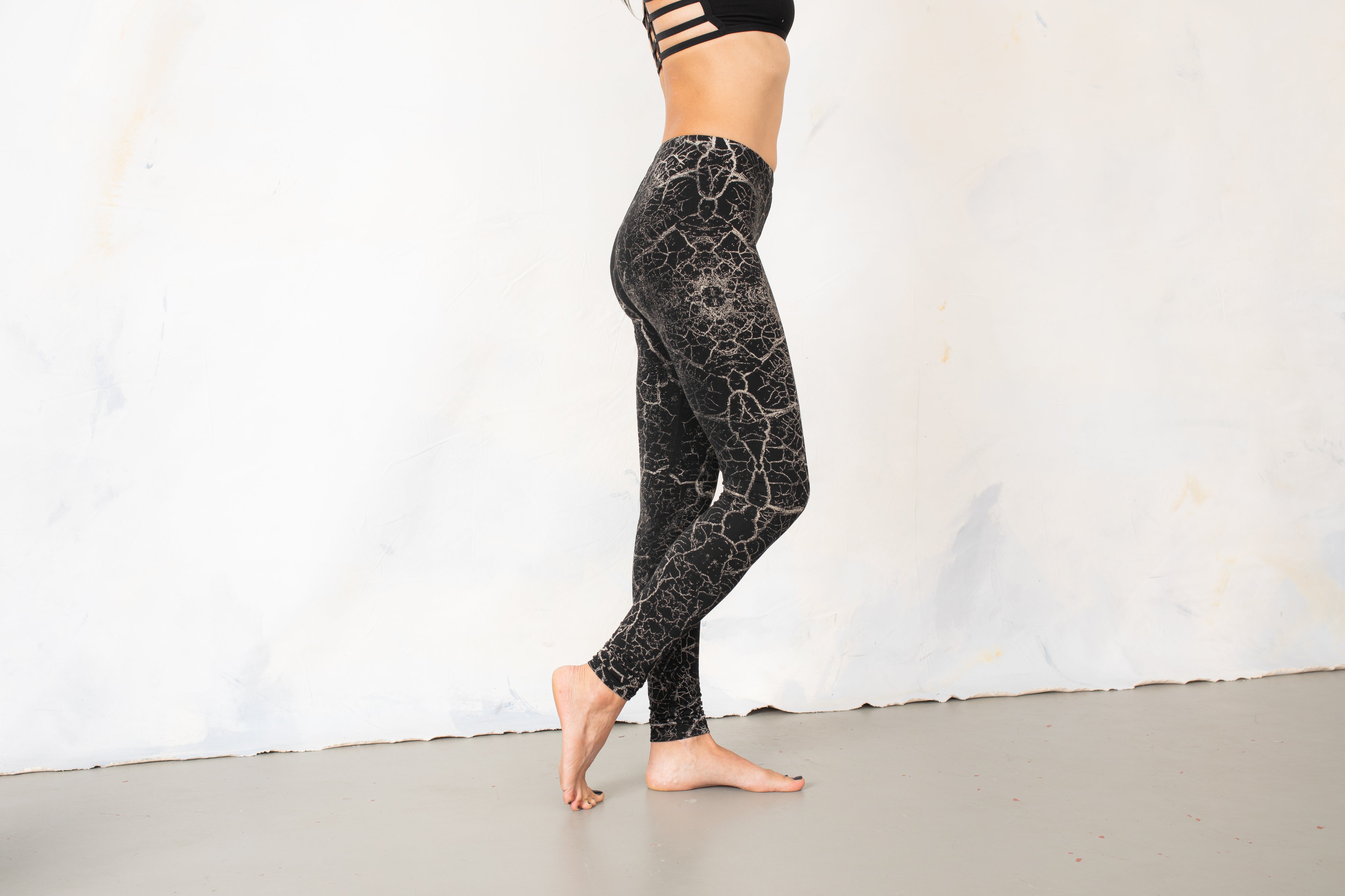 Seitenansicht bequeme Unisex Leggings mit abstraktem Erdriss-Batik Muster schwarz-beige-grau – Alt Yoga Dark Fashion