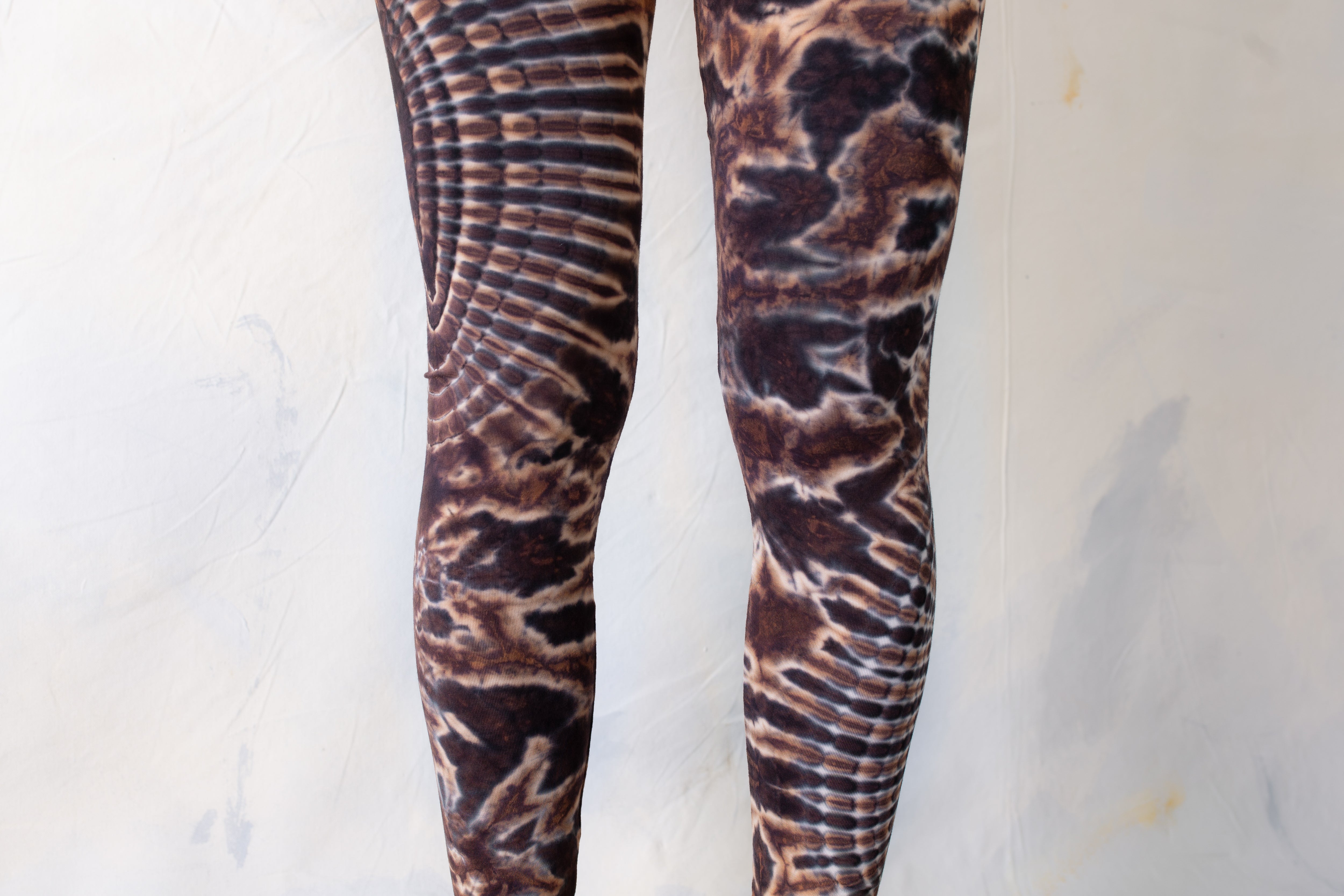 Detailaufnahme Blumenmuster auf Tie-Dye Leggings beige-braun-jeansblau – Alternative Unisex Yoga Wear Psytrance Alt Fashion