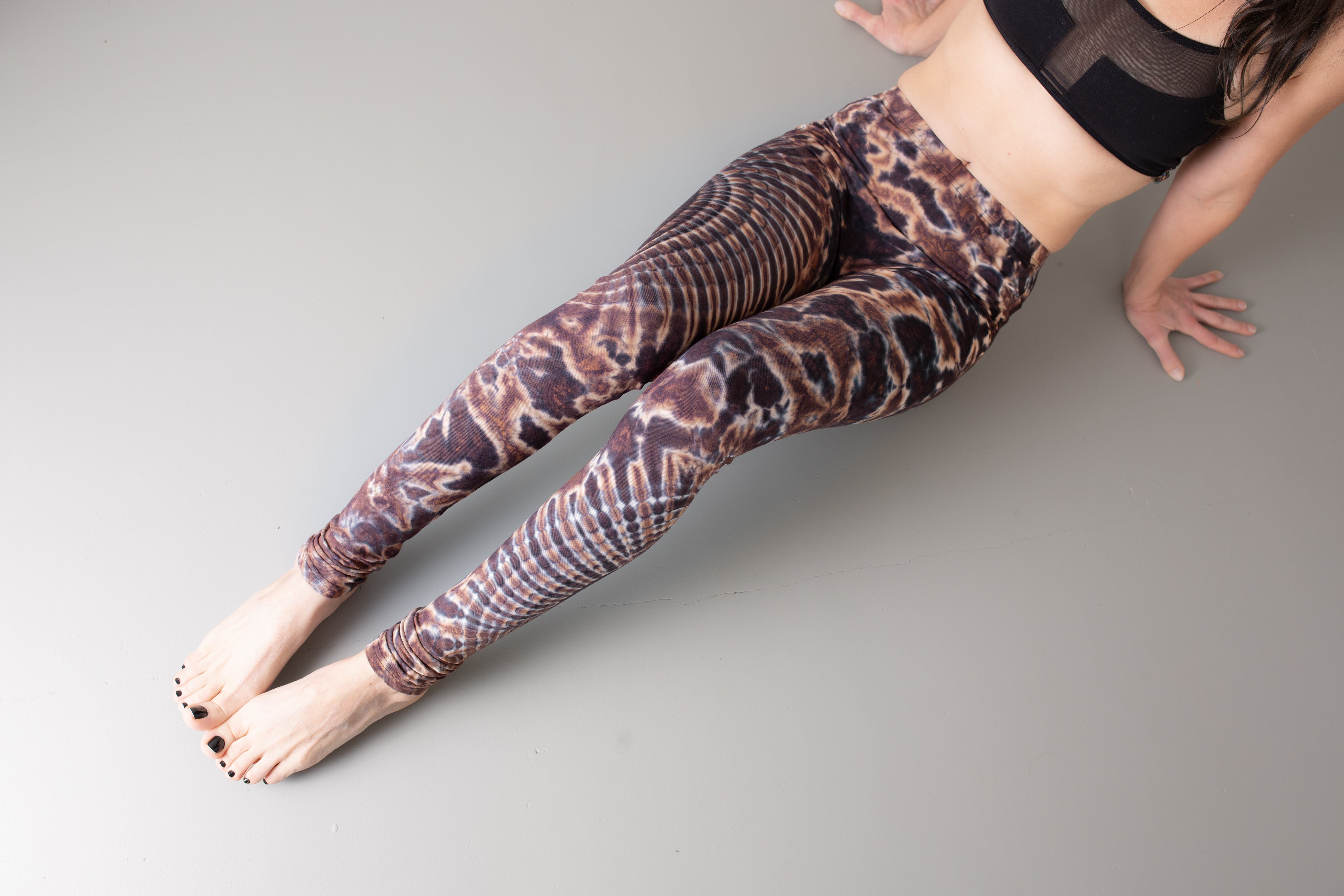 Bequeme Batik Leggings mit abstraktem Blumenprint – Unisex Yoga und Sport Style, beige-braun-jeansblau – Psytrance Punk Tie-Dye