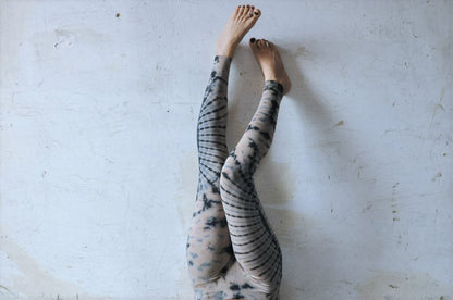 Leggings mit abstraktem Blumenmuster - Batik, Tie-Dye - unisex - indigo, beige-blau