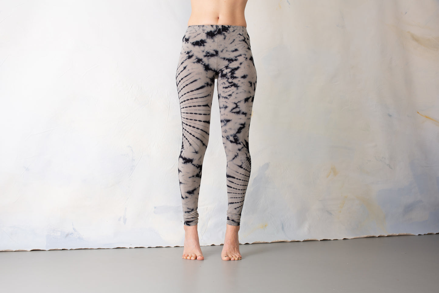 Leggings mit abstraktem Blumenmuster - Batik, Tie-Dye - unisex - indigo, beige-blau