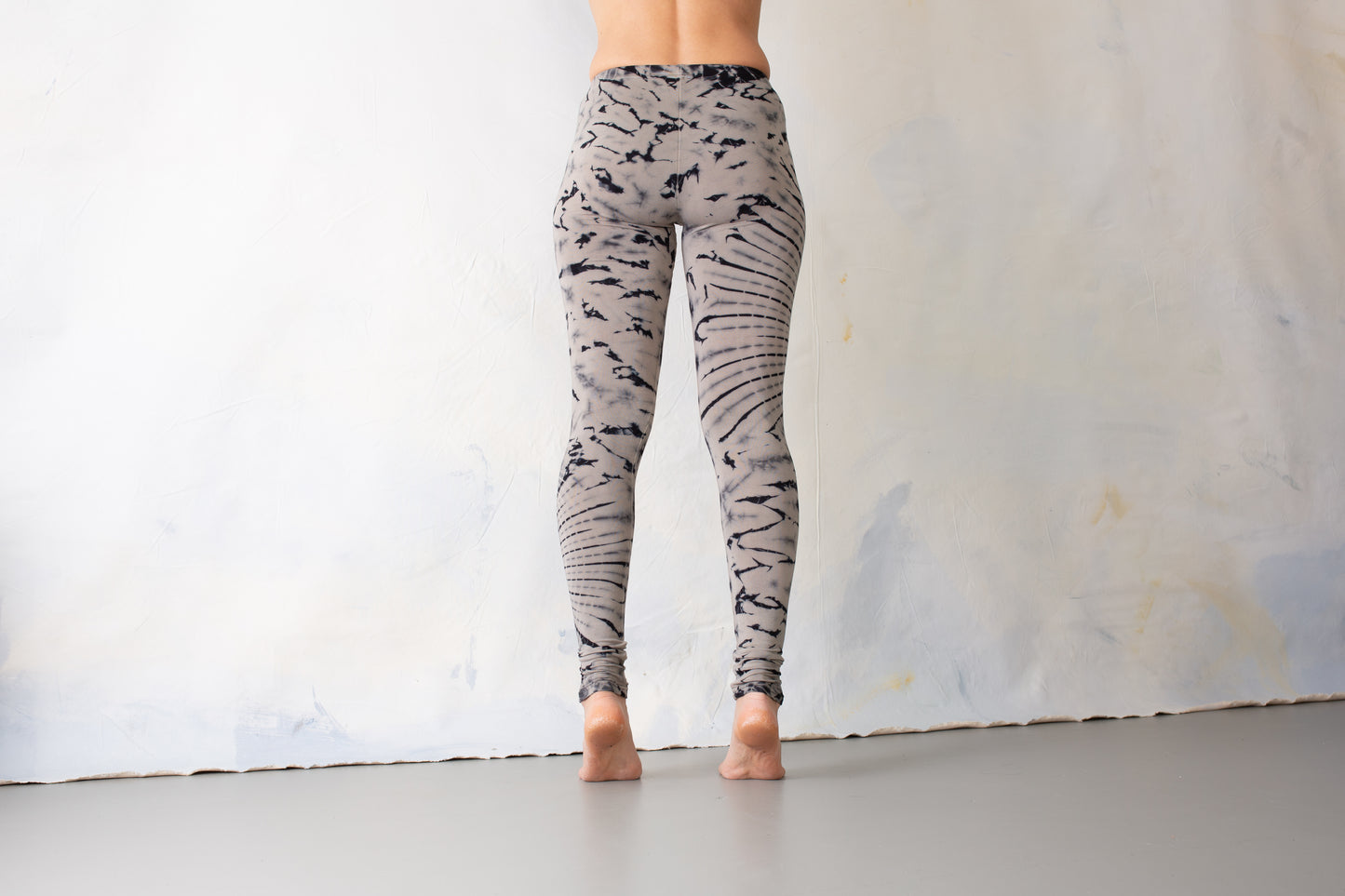 Leggings mit abstraktem Blumenmuster - Batik, Tie-Dye - unisex - indigo, beige-blau