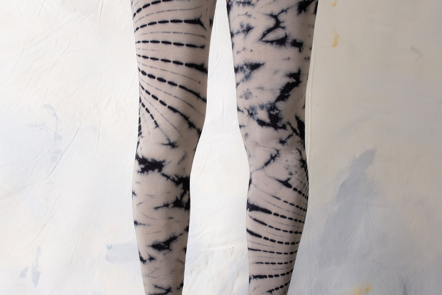 Leggings mit abstraktem Blumenmuster - Batik, Tie-Dye - unisex - indigo, beige-blau