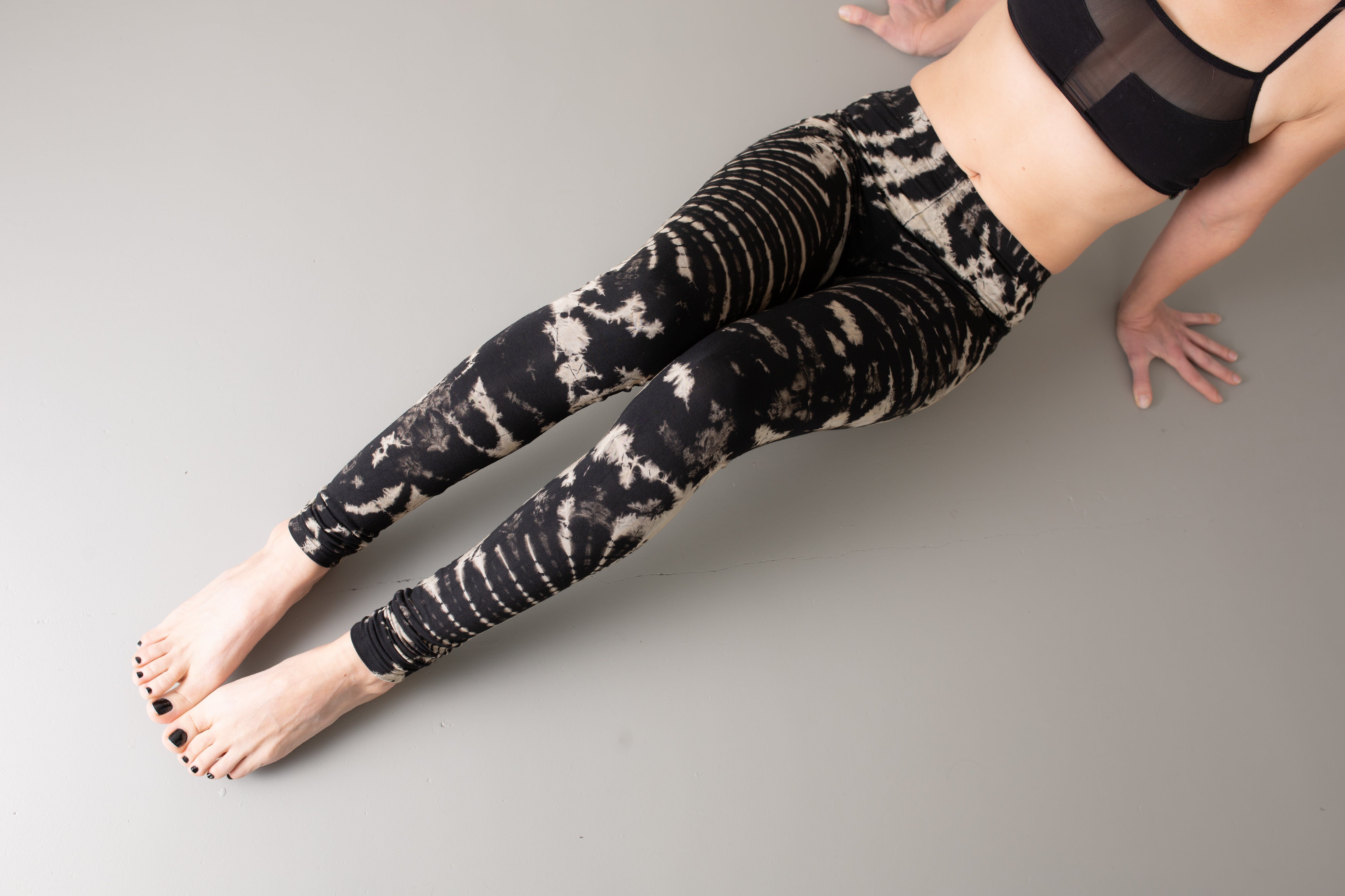 Batik Leggings mit abstraktem Blumenprint in schwarz-beige-grau 