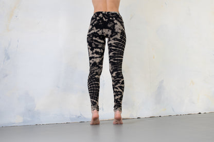 Leggings mit abstraktem Blumenmuster - Batik, Tie-Dye - unisex - schwarz-beige-grau