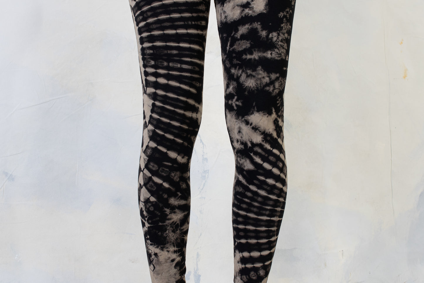 Leggings with an abstract floral Pattern - Batik, Tie-Dye - unisex - black-beige-gray