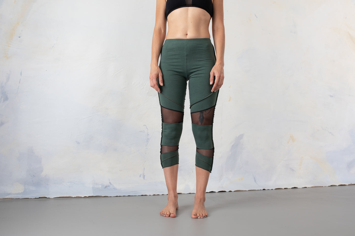 Three-quarter Leggings - with Mesh and Seams - mint green