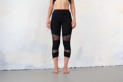 Dreiviertel Leggings - mit Mesh und Nähten - schwarz