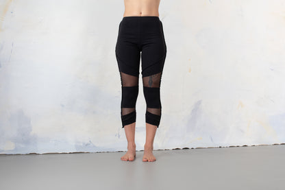 Dreiviertel Leggings - mit Mesh und Nähten - schwarz