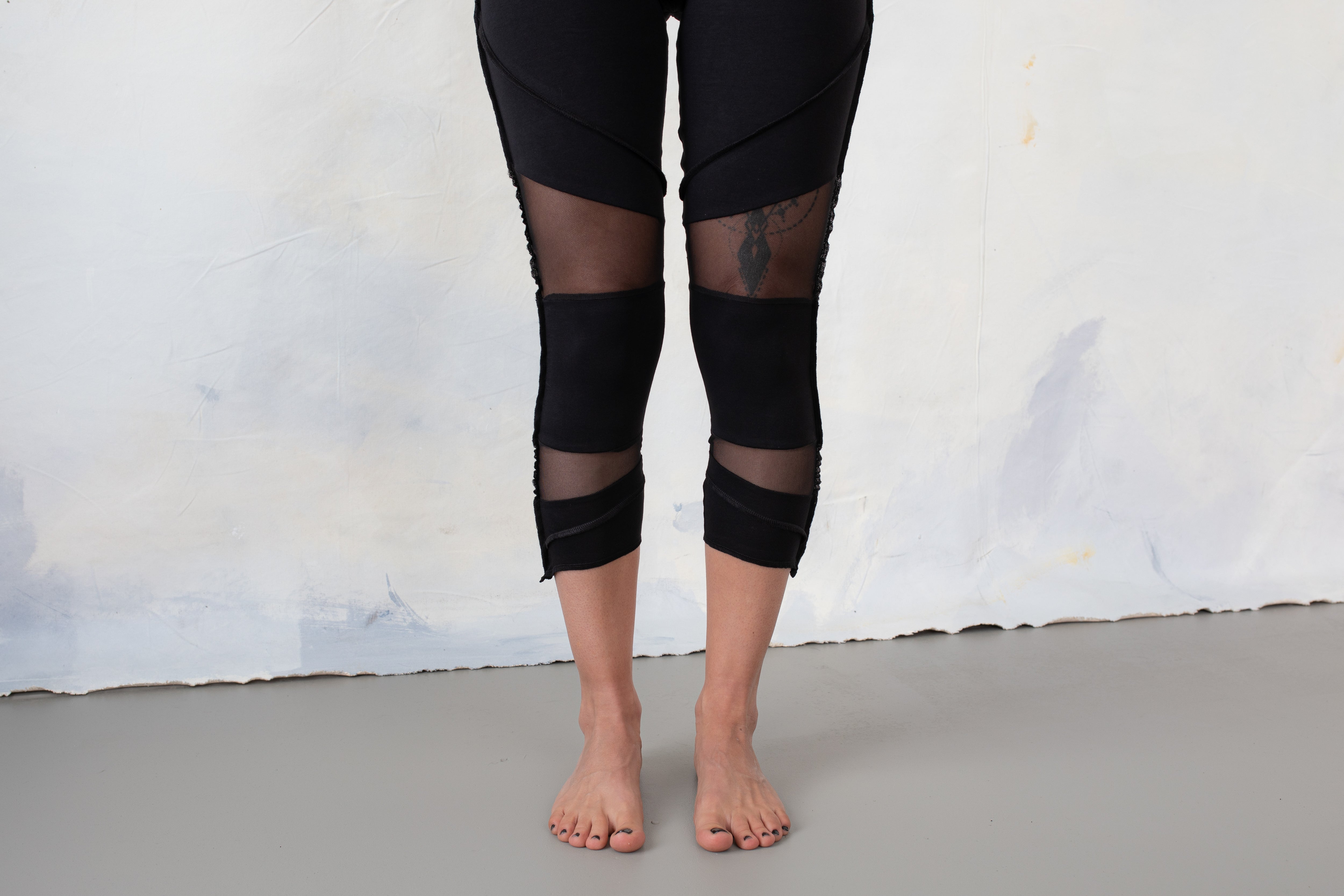 Three-quarter Leggings - with Mesh and Seams - black