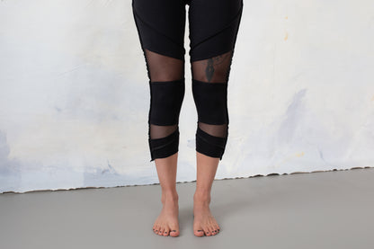 Dreiviertel Leggings - mit Mesh und Nähten - schwarz