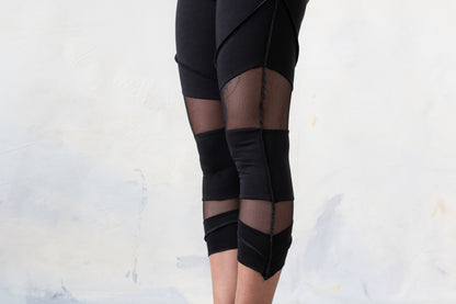 Dreiviertel Leggings - mit Mesh und Nähten - schwarz