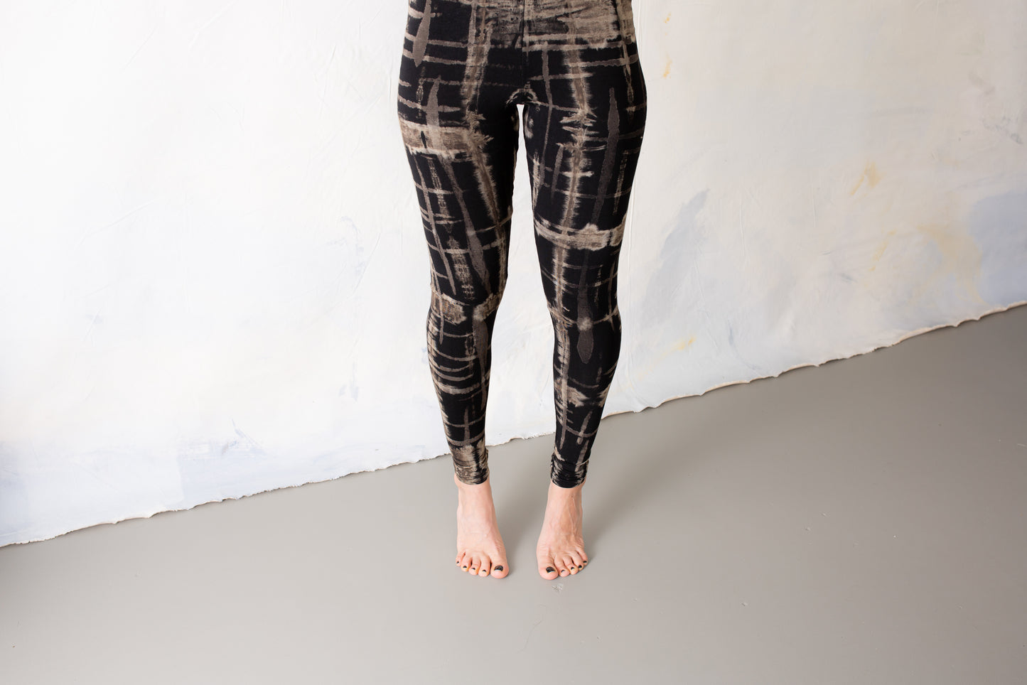 Leggings mit punky Kritzi-Kratzi Muster - Siebdruck, Batik, Tie-Dye - unisex - schwarz-grau-beige