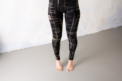 Leggings mit punky Kritzi-Kratzi Muster - Siebdruck, Batik, Tie-Dye - unisex - schwarz-grau-beige