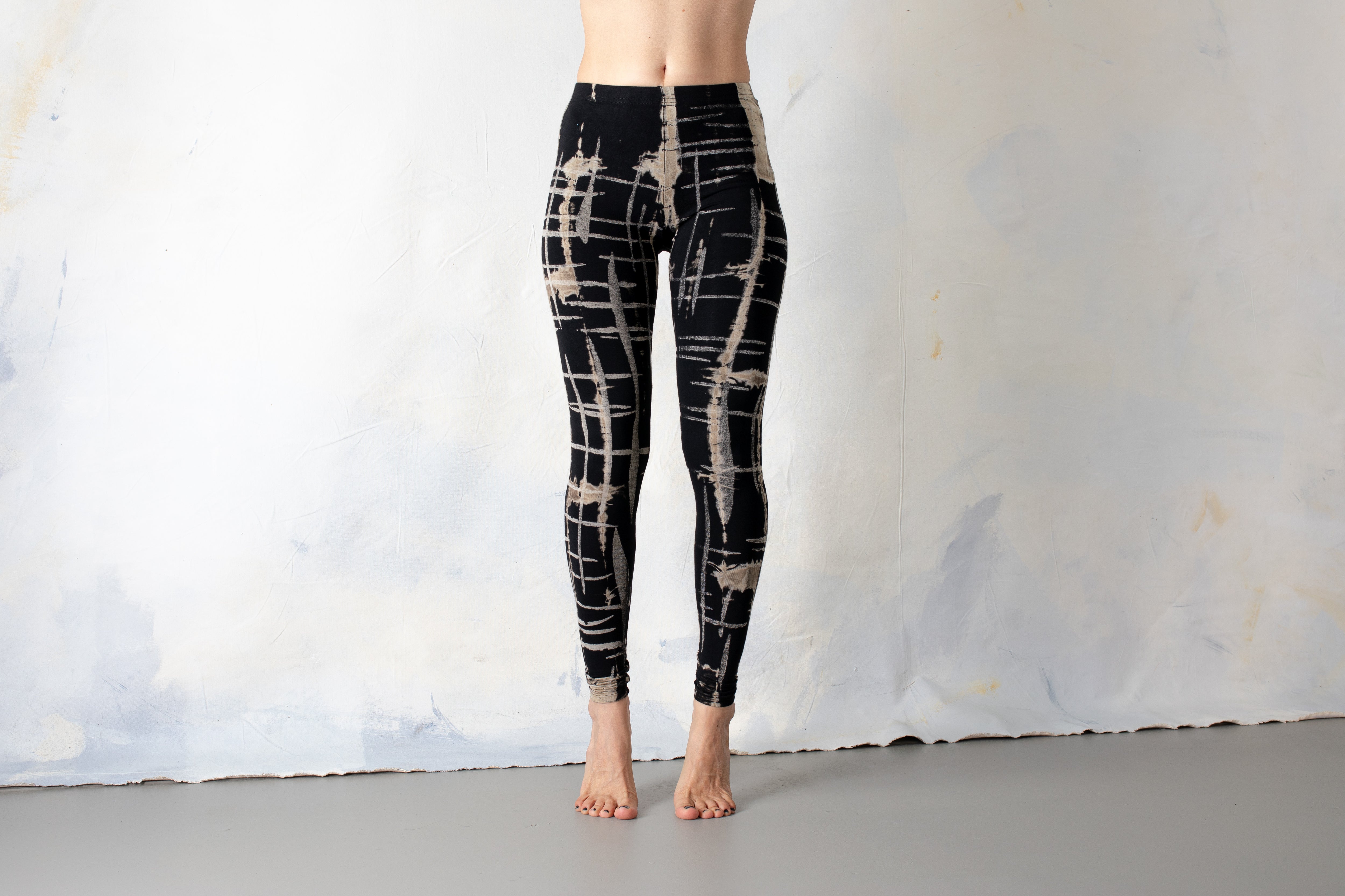 Unisex Batik Leggings mit abstraktem Scribble Muster schwarz-beige-grau – Alternative Mode Psytrance Punk Festival Look