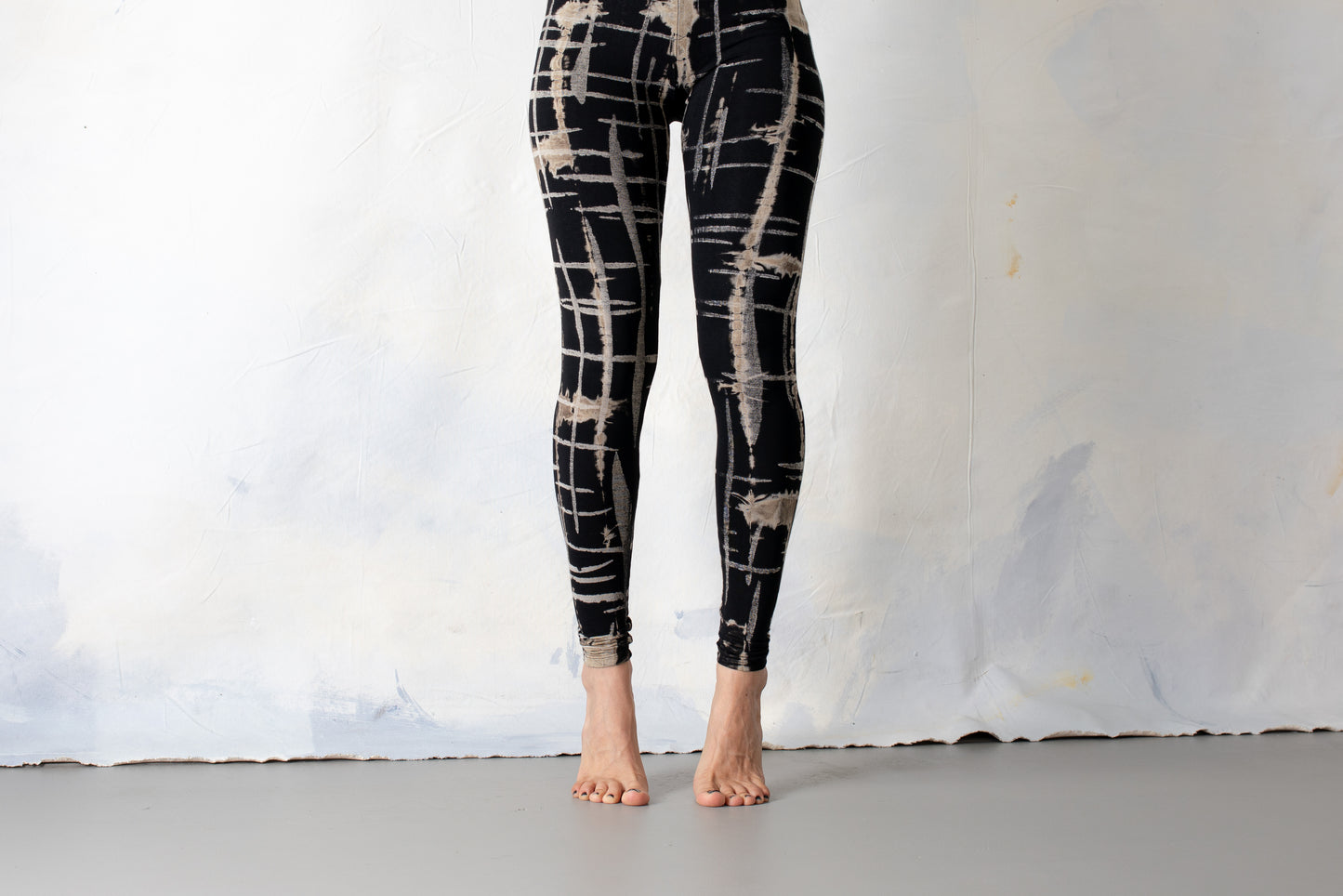 Leggings mit punky Kritzi-Kratzi Muster - Siebdruck, Batik, Tie-Dye - unisex - schwarz-grau-beige