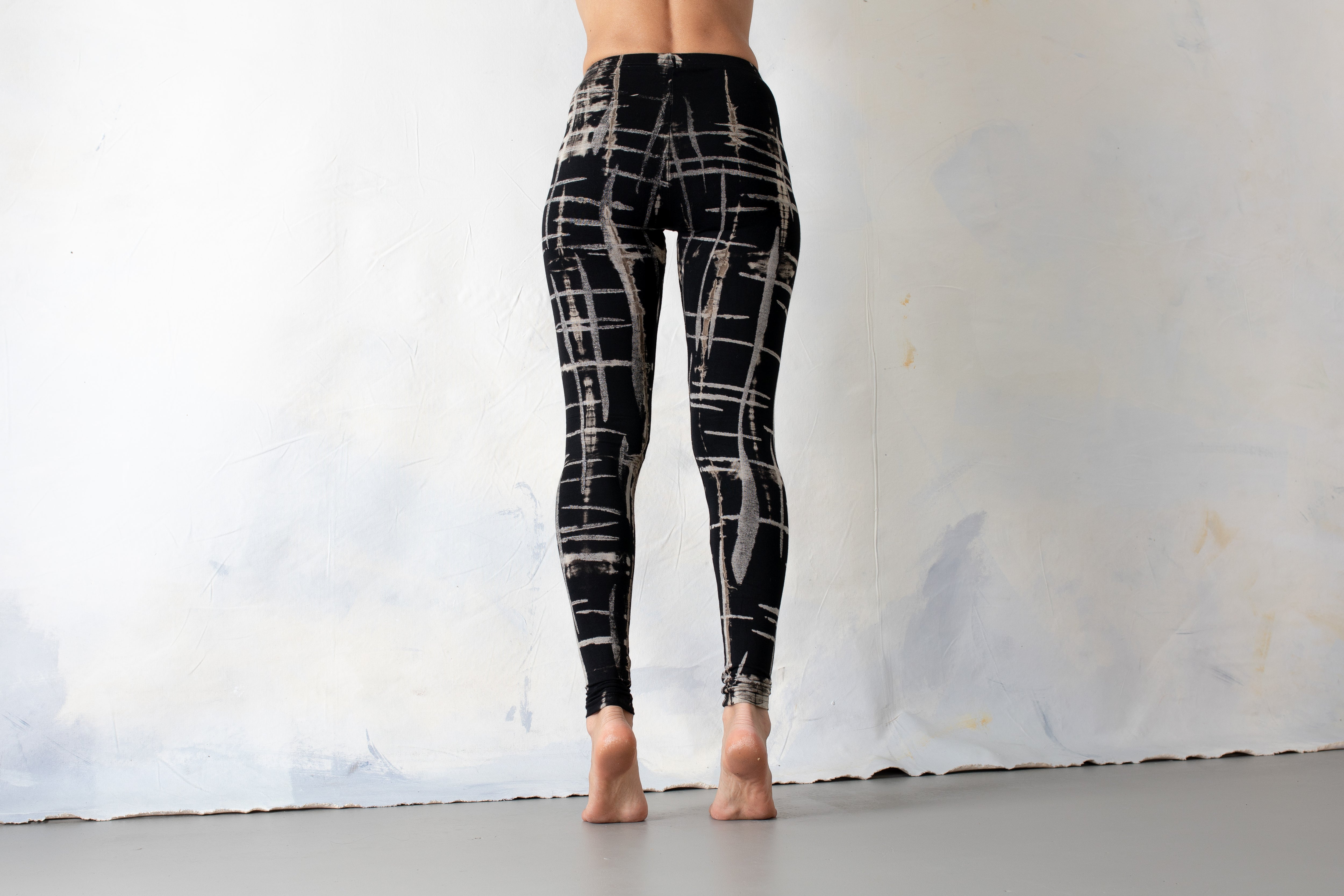 Rückansicht elastische Unisex Batik Leggings mit Scribble-Muster schwarz-beige-grau – Yoga Alt Fashion Punk Festival Style