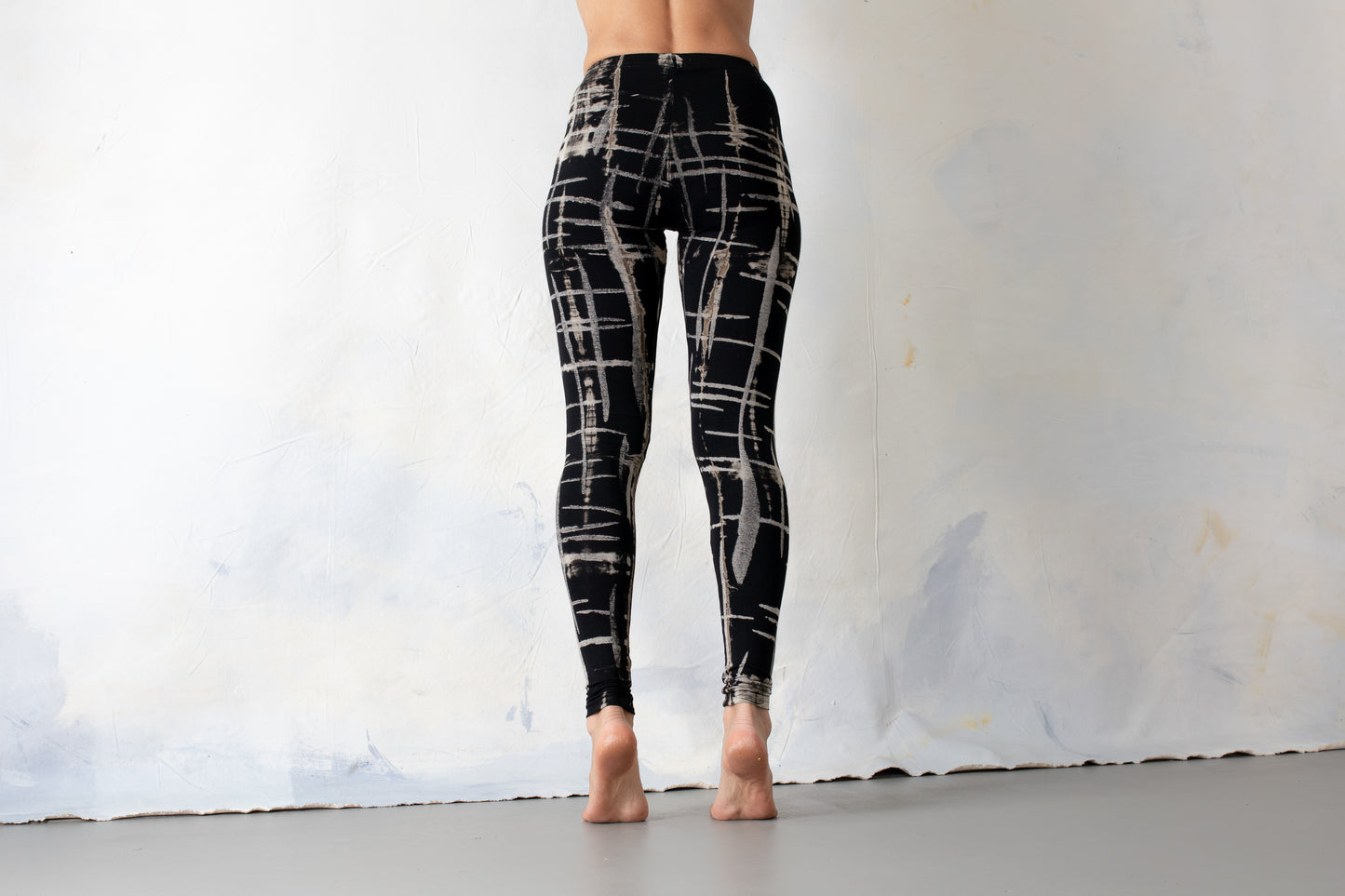 Leggings mit punky Kritzi-Kratzi Muster - Siebdruck, Batik, Tie-Dye - unisex - schwarz-grau-beige