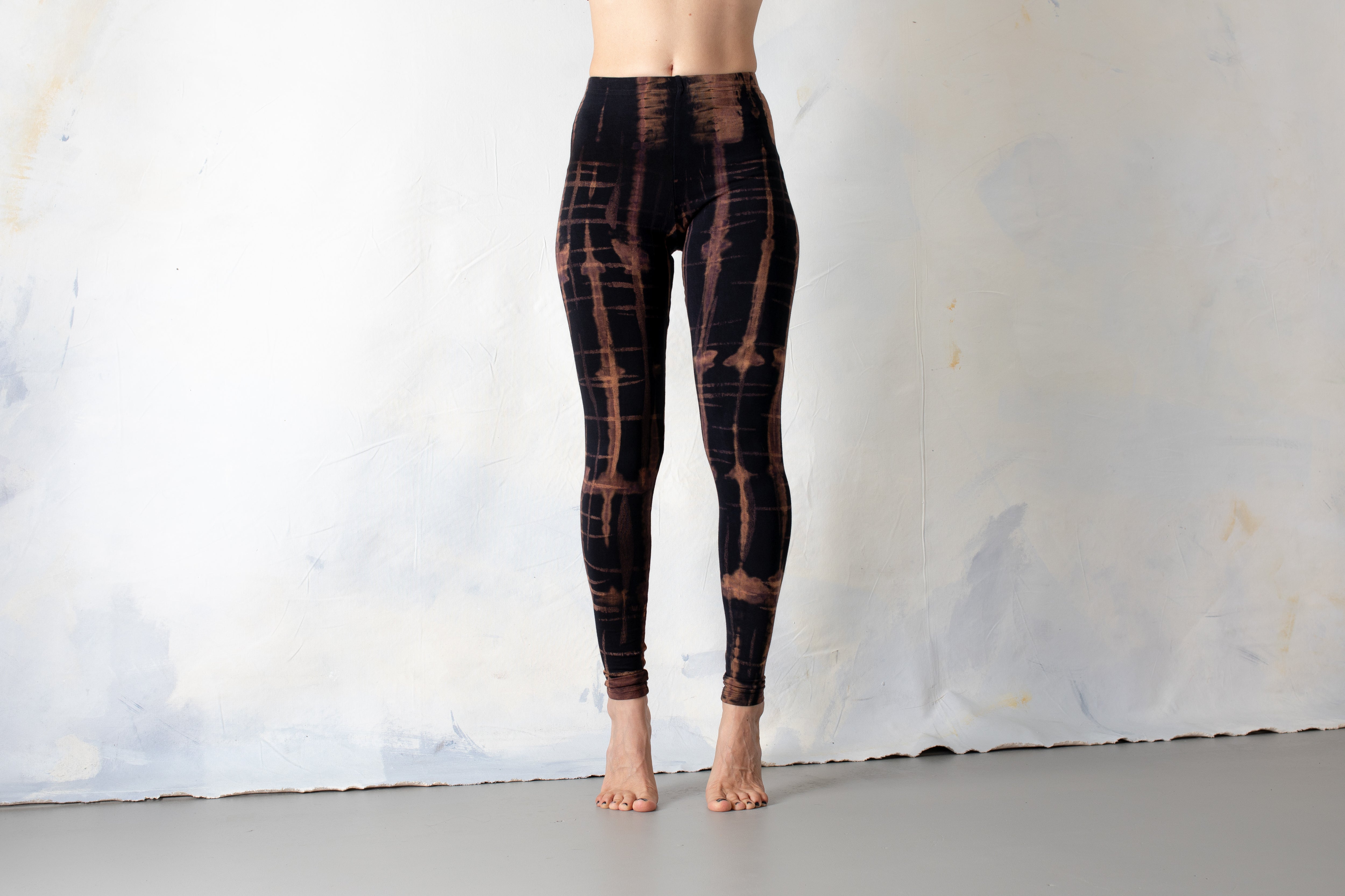 Unisex Batik Leggings mit abstraktem Scribble Muster braun-orange-apricot – Alternative Mode Psytrance Punk Festival Look