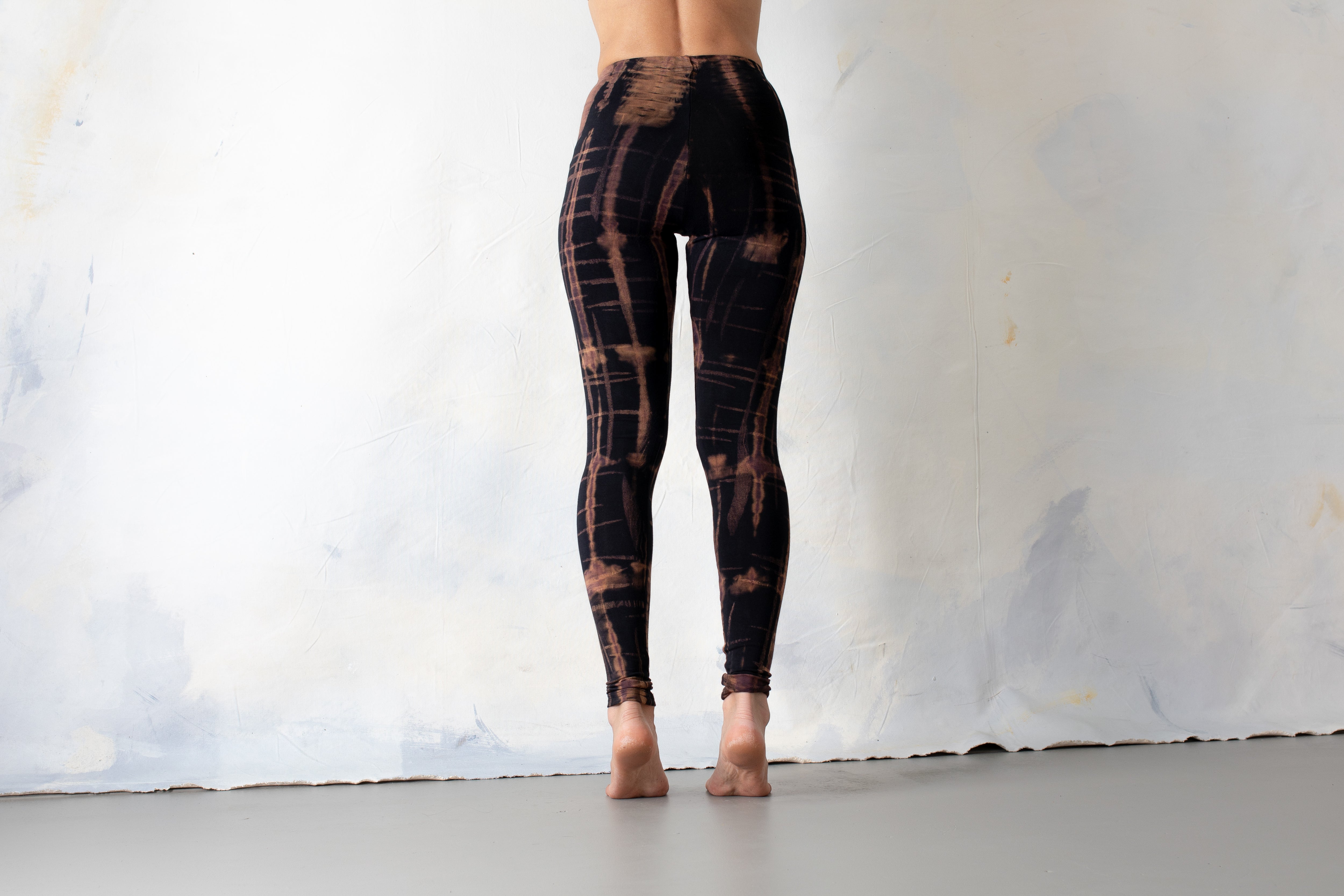 Rückansicht elastische Unisex Batik Leggings mit Scribble-Muster schwarz-braun-apricot – Yoga Alt Fashion Punk Festival Style