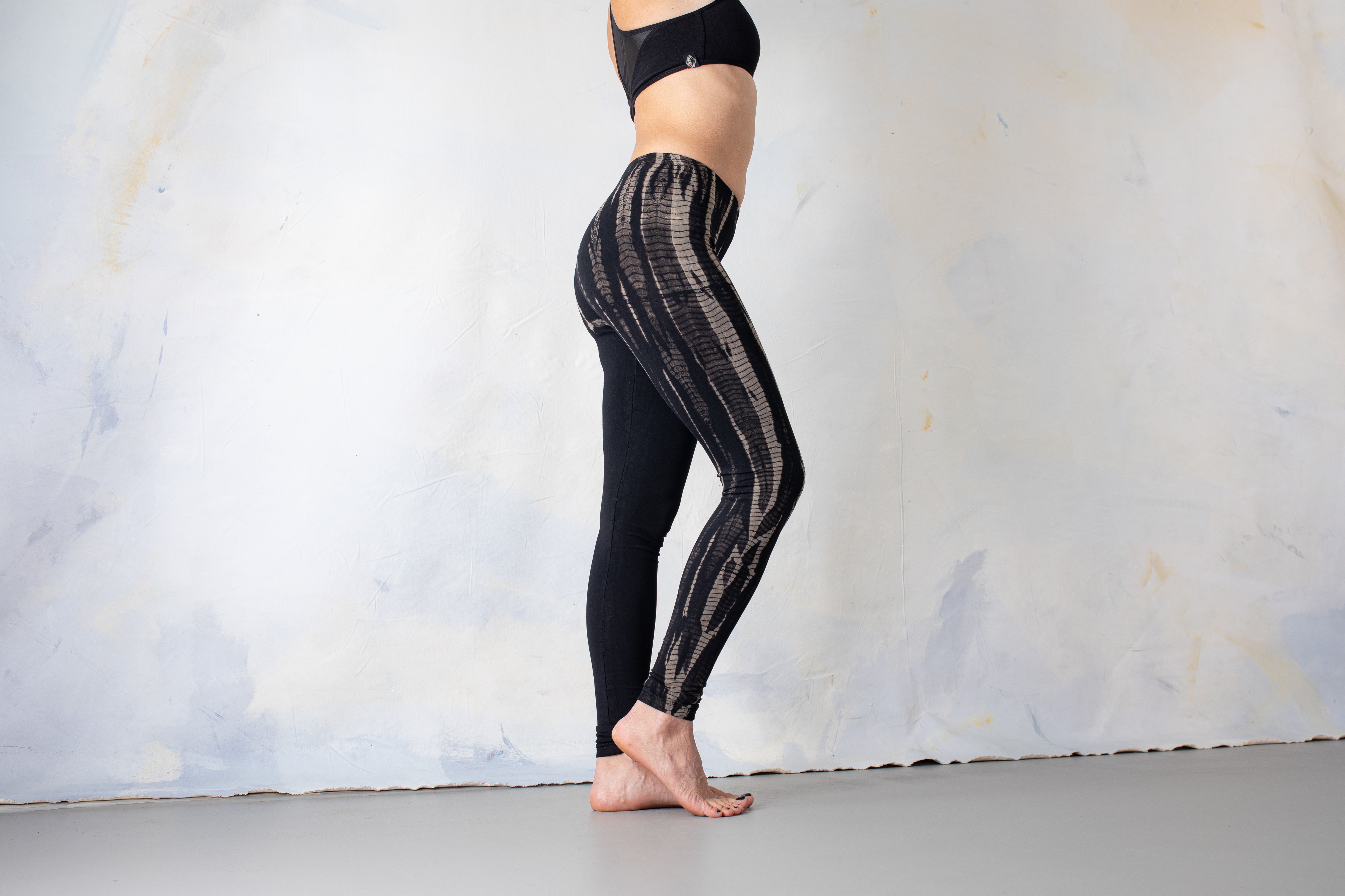 Seitenaufnahme Reptilienmuster Animal-Print auf Batik Leggings schwarz-beige-grau – Yoga & Psytrance Unisex Style Goa Punk