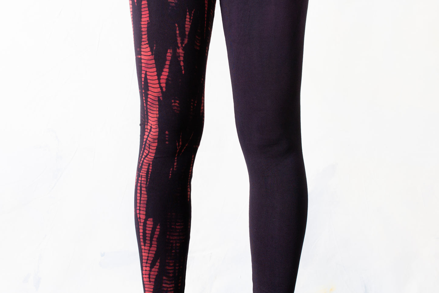 Leggings mit Reptilienmuster - Batik, Tie-Dye - unisex - schwarz-rot-violett