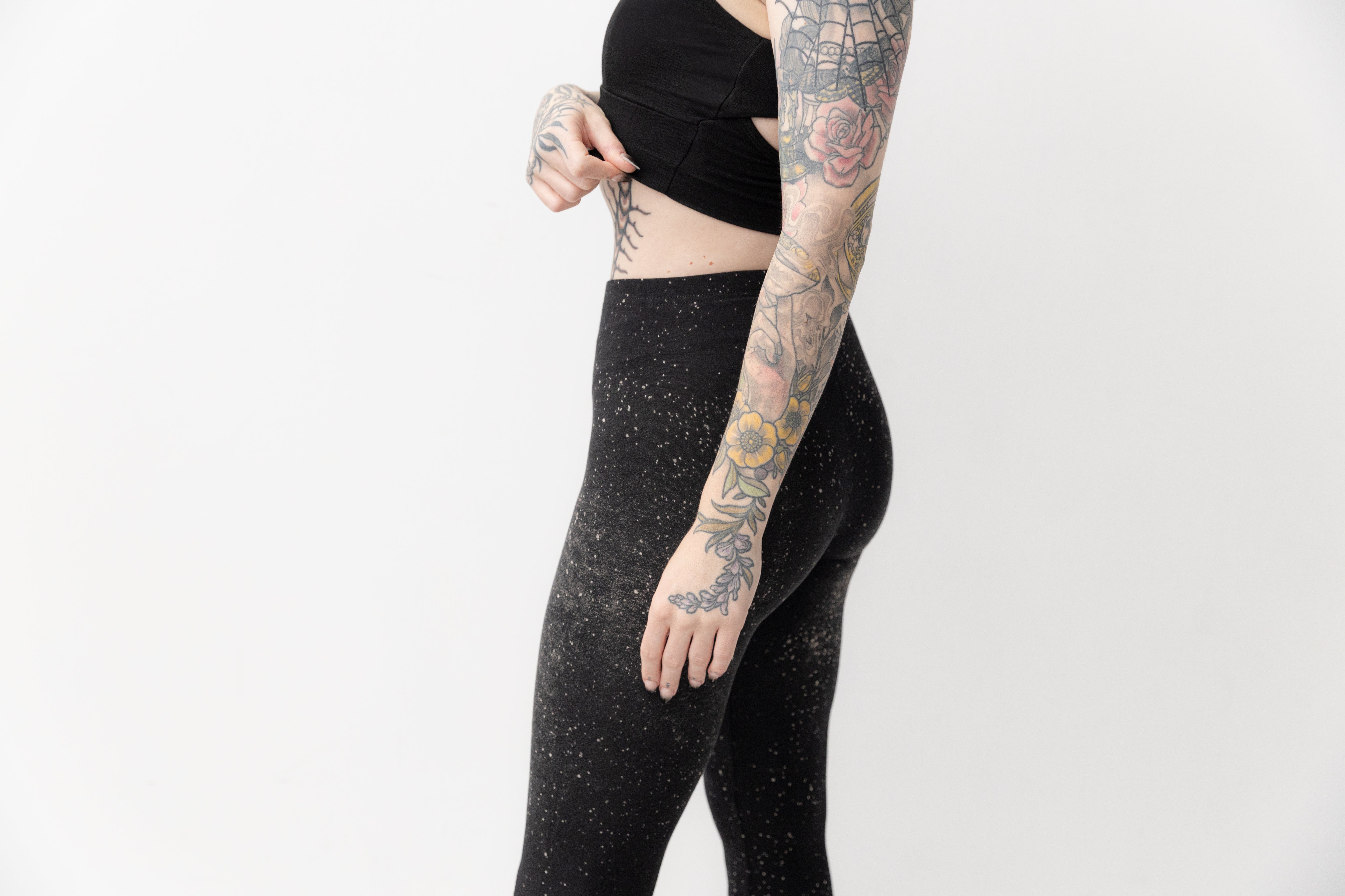 Bequeme elastische Yoga Leggings mit ausgefallenem Weltraum Muster schwarz-grau-beige – Psytrance Gothic Style