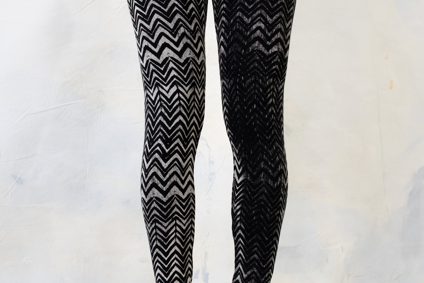 Leggings with an abstract Wave pattern - Underwater Look - black-gray-beige