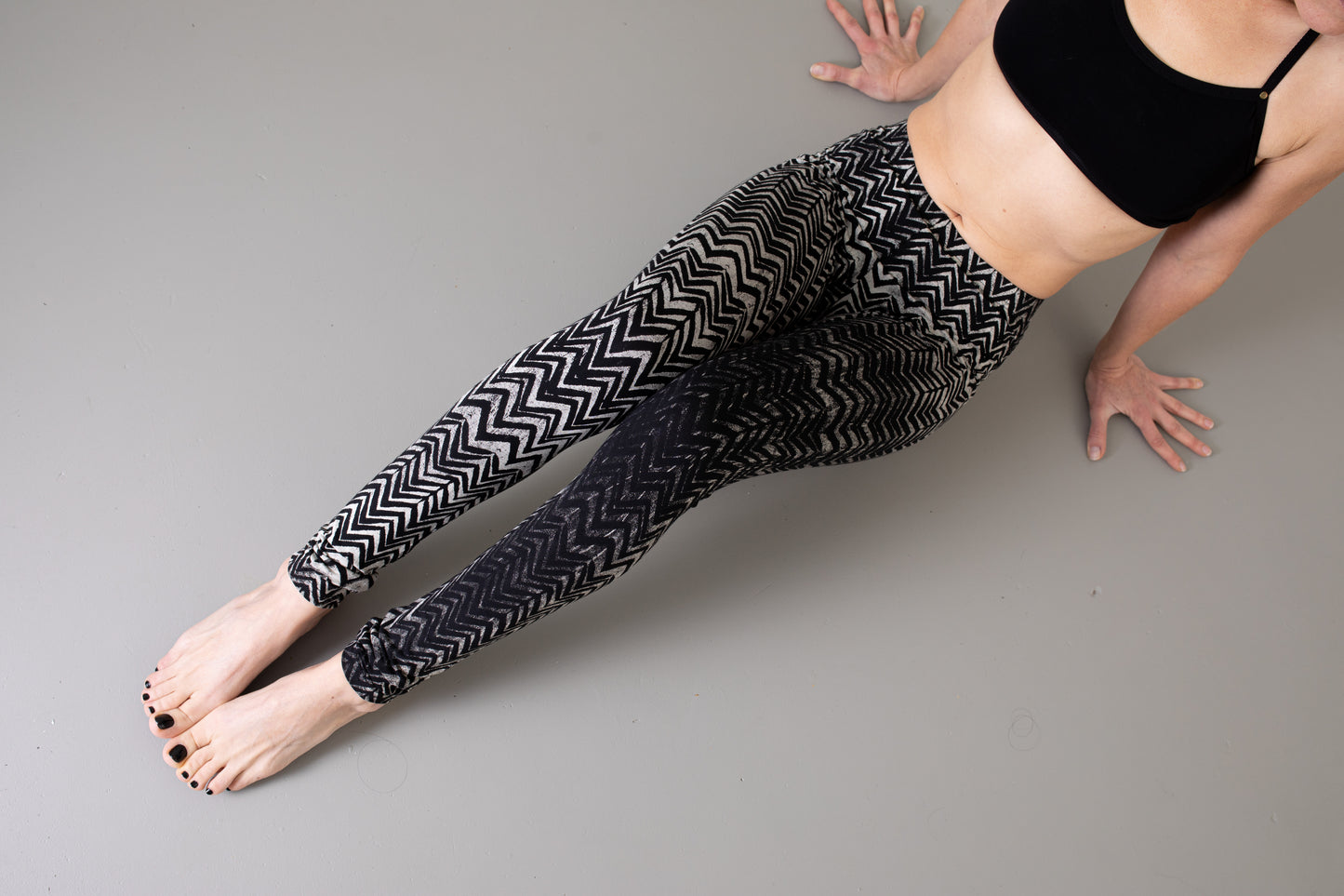 Leggings with an abstract Wave pattern - Underwater Look - black-gray-beige