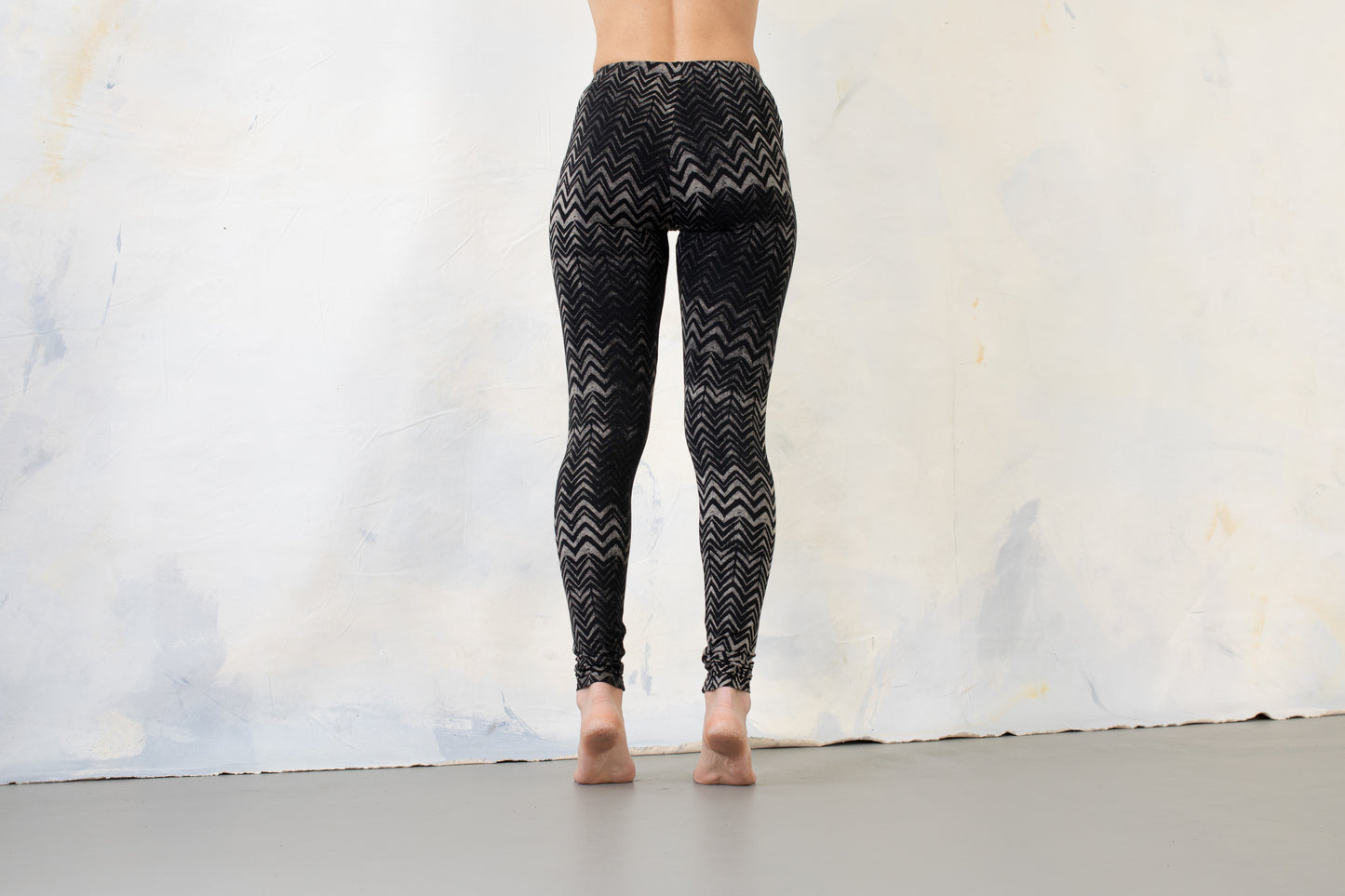 Leggings with an abstract Wave pattern - Underwater Look - black-gray-beige