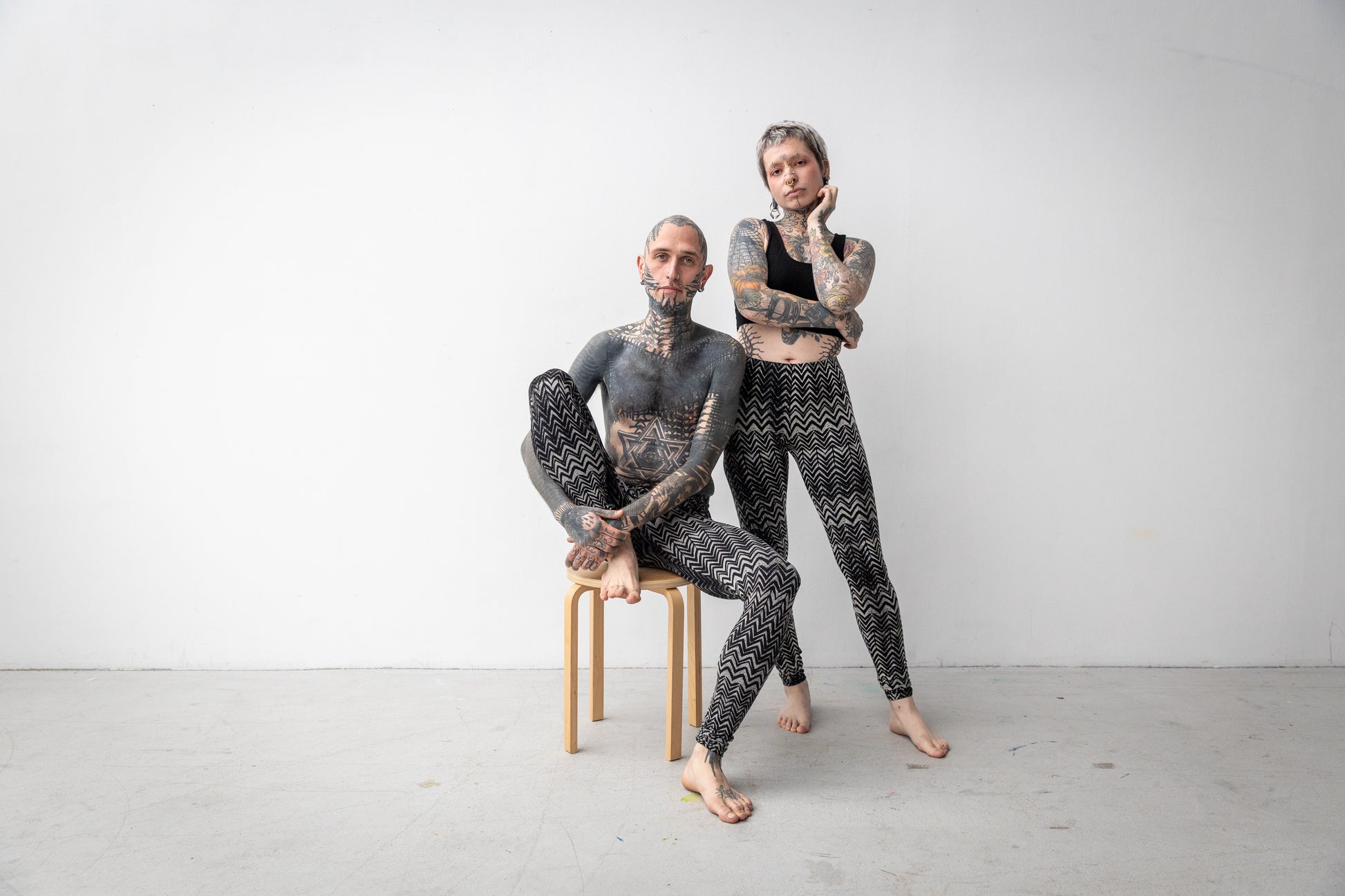 Batik-Siebdruck Leggings mit abstraktem Wellenmuster in schwarz-beige-grau, getragen an zwei alternativen Models.