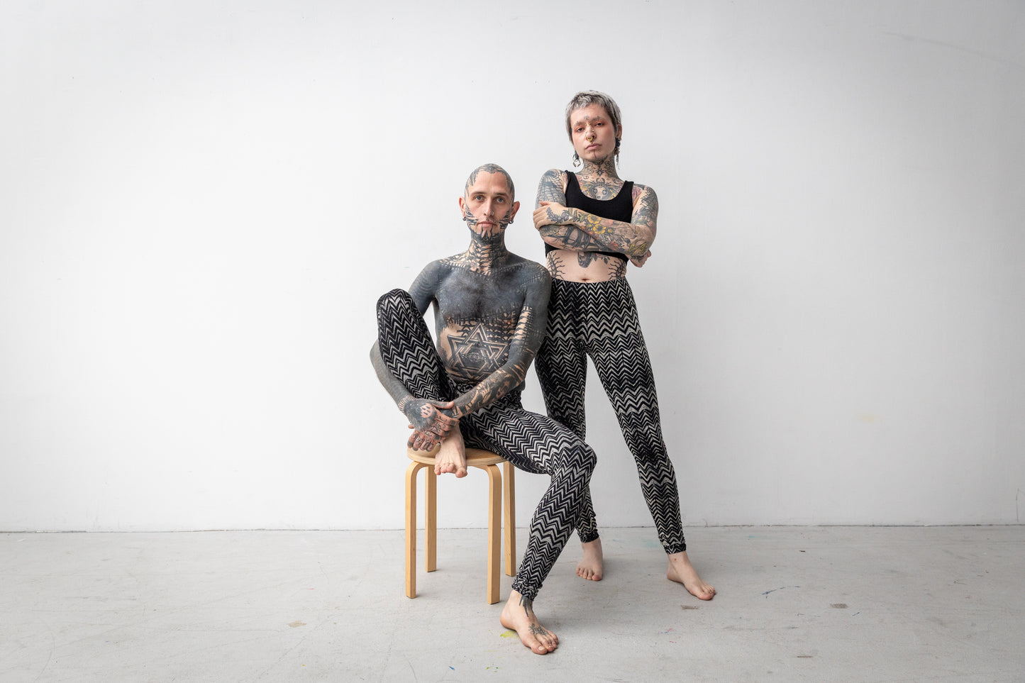 Genderneutrale Leggings mit künstlerisch ungleichmäßigem Druck getragen an einem weiblich und einem männlich gelesenen, alternativem Model.