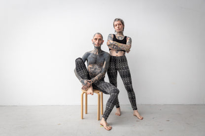 Genderneutrale Leggings mit künstlerisch ungleichmäßigem Druck getragen an einem weiblich und einem männlich gelesenen, alternativem Model.