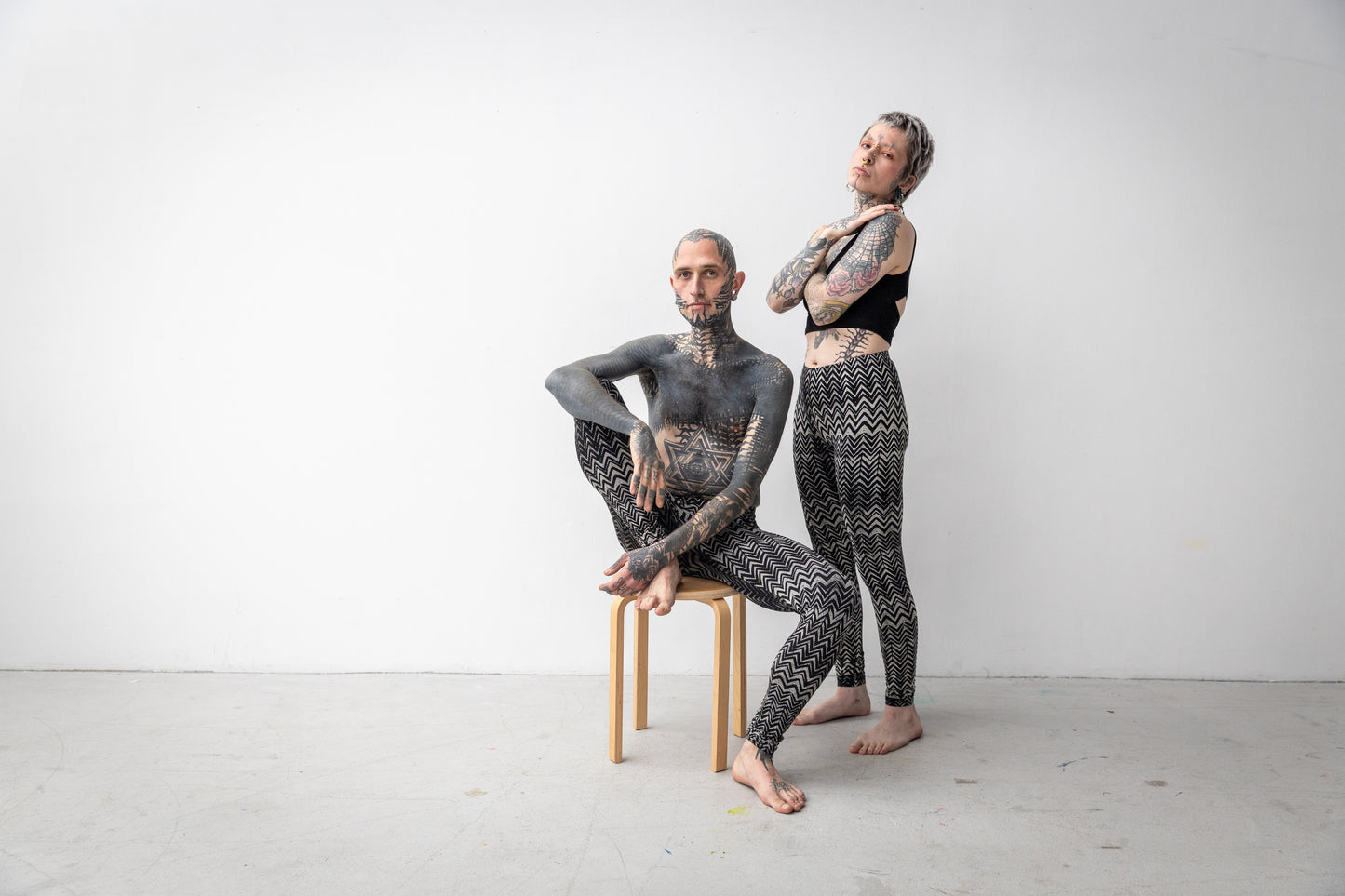 Genderneutrale Leggings getragen an einem weiblich und einem männlich gelesenen Model.