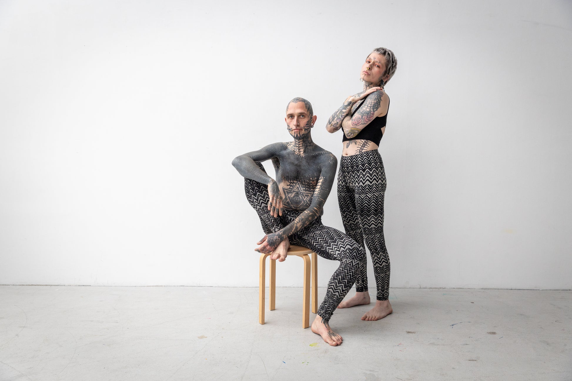 Genderneutrale Leggings getragen an einem weiblich und einem männlich gelesenen Model.