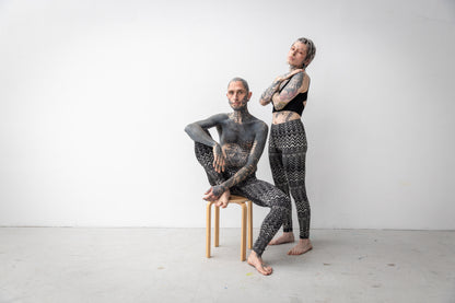 Genderneutrale Leggings getragen an einem weiblich und einem männlich gelesenen Model.