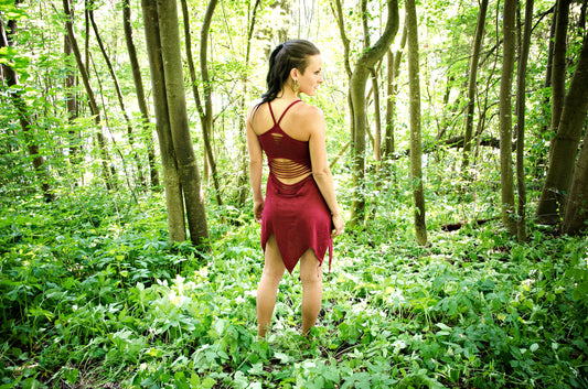 Elastisches Zipfelkleid, Trägerkleid mit Perlen und Glöckchen - rot